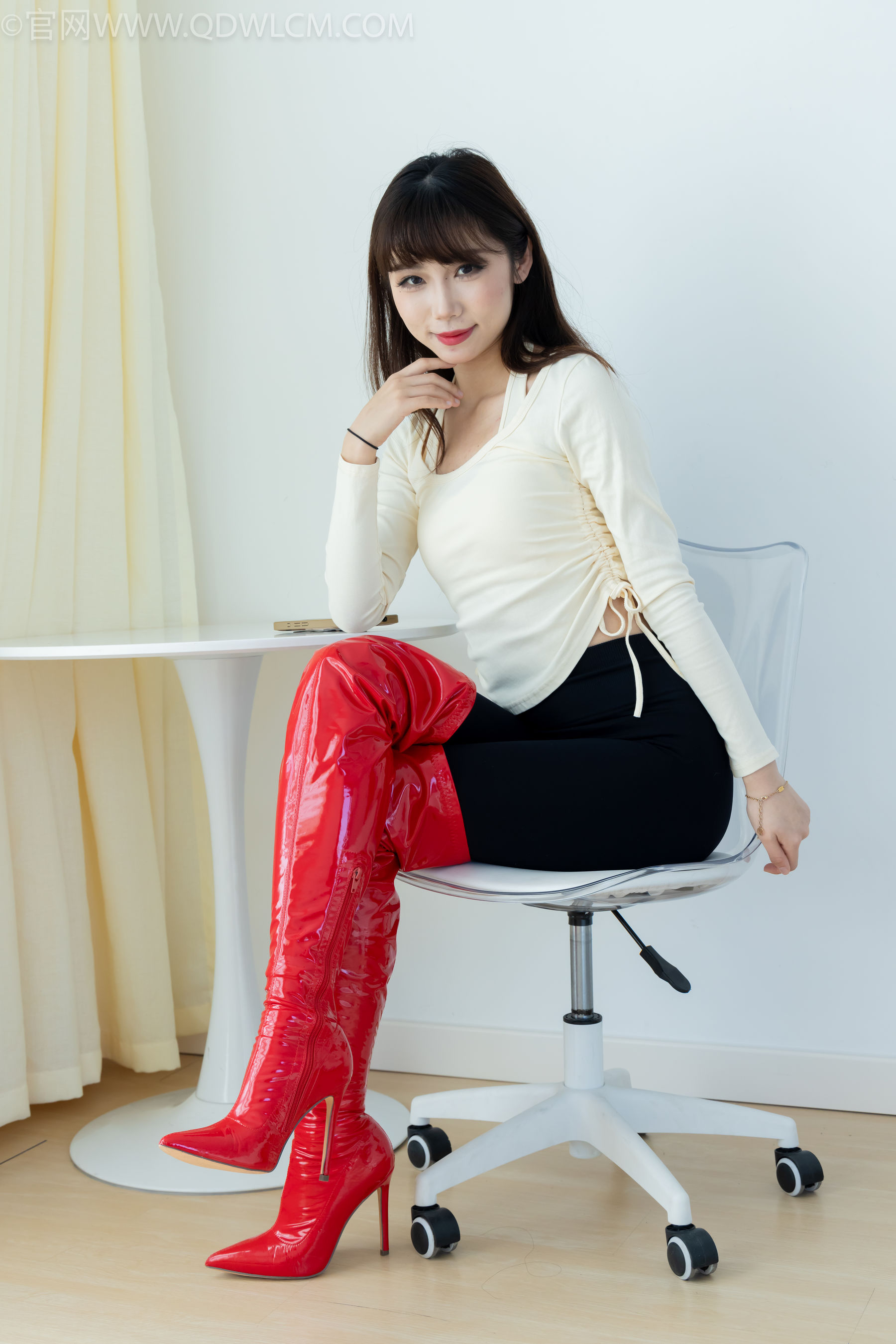 物恋传媒 No.2326 泡泡 - 高跟长靴、白棉袜、裸足/(184P)