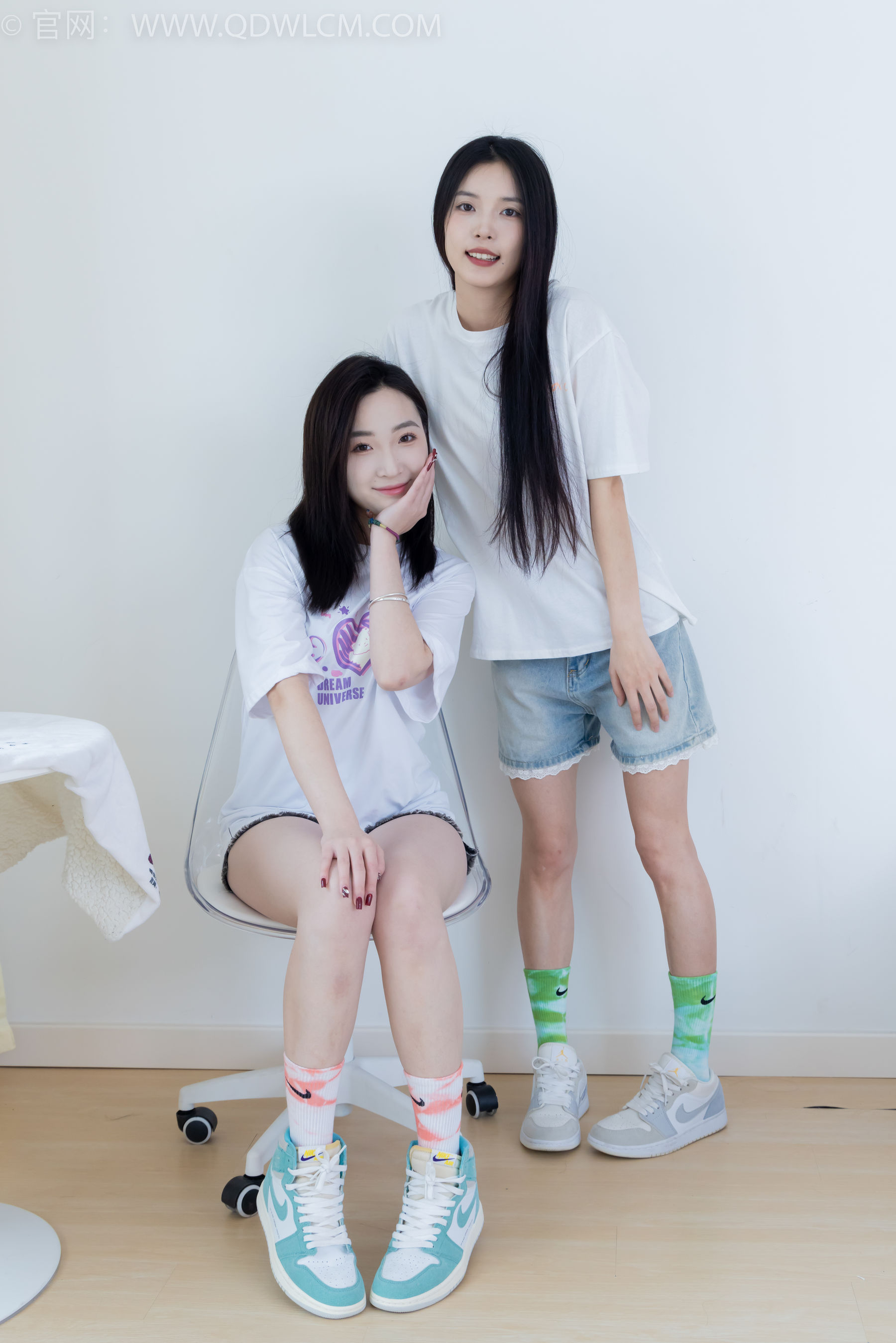 物恋传媒 No.2345 茯苓&恬恬 - 两双板鞋、红棉袜、绿棉袜、裸足/(165P)