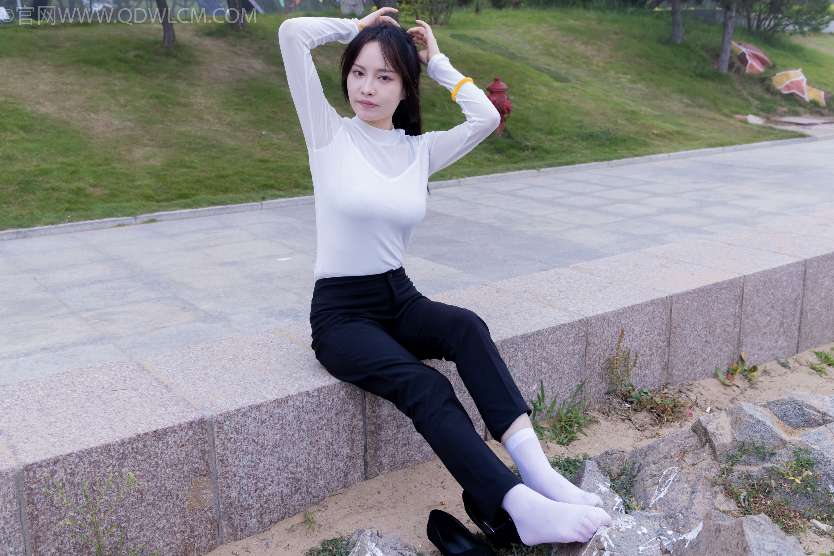 物恋传媒 No.2337 小酒 - 高跟鞋、短黑丝、短白丝/(315P)