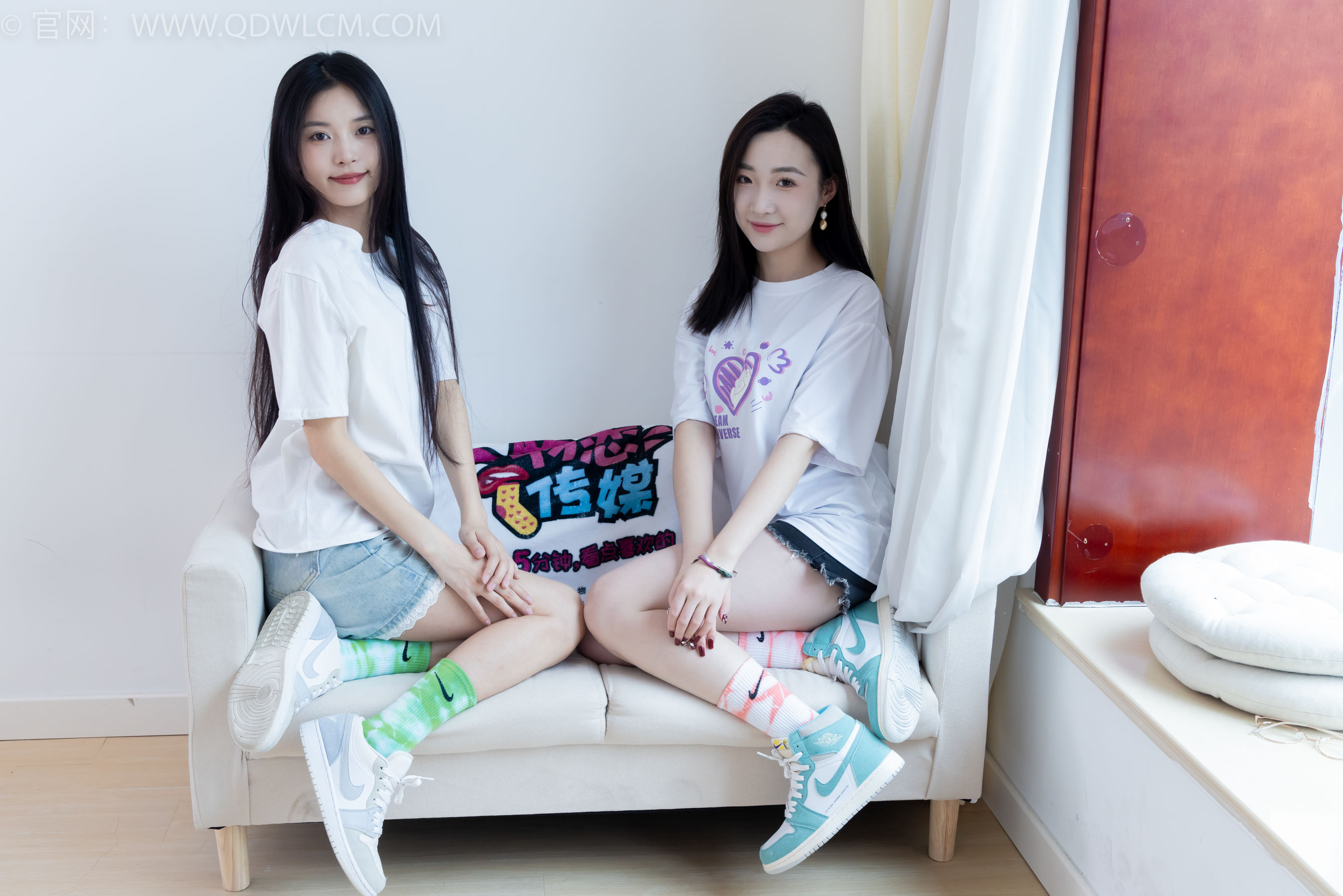 物恋传媒 No.2345 茯苓&恬恬 - 两双板鞋、红棉袜、绿棉袜、裸足/(165P)