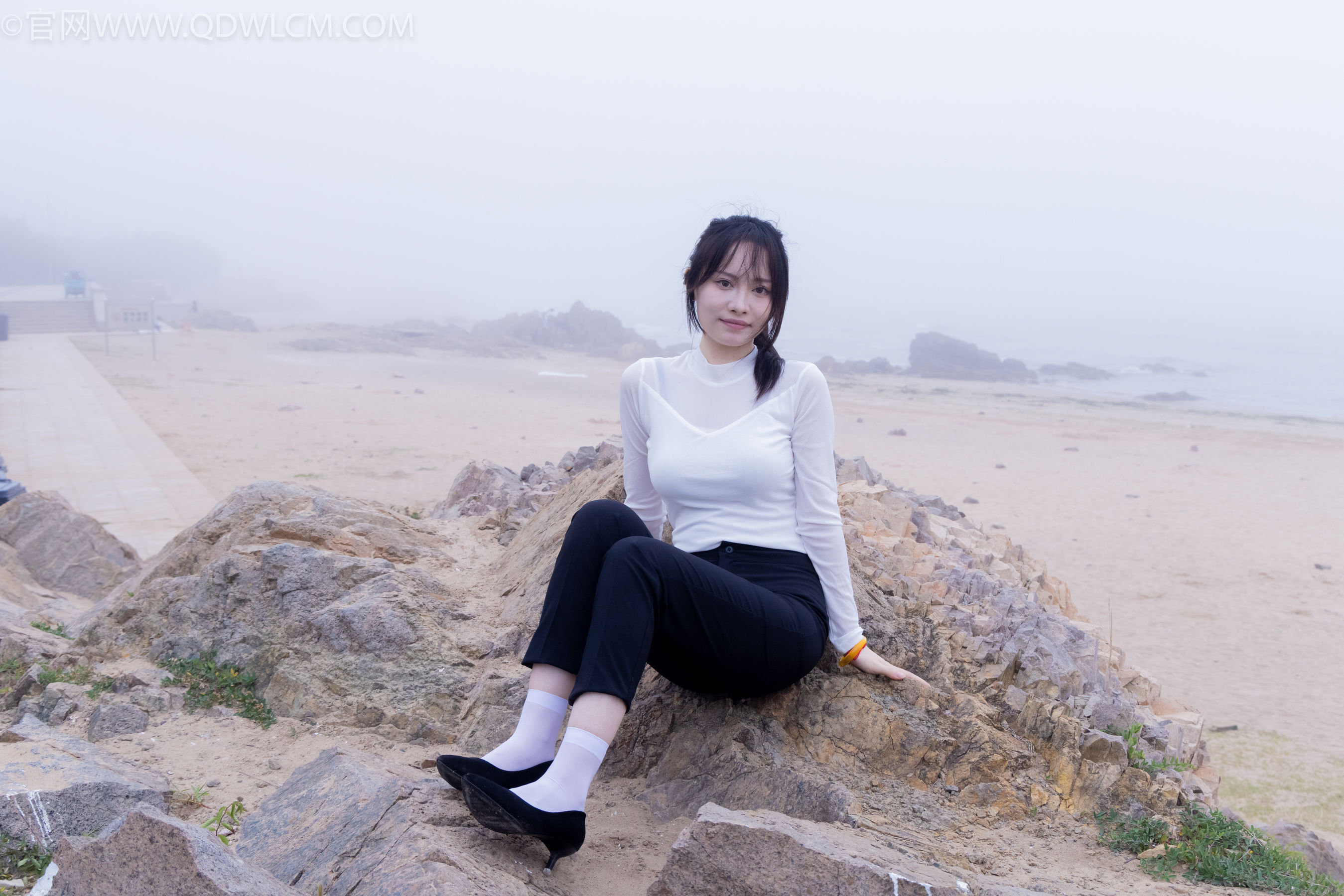 物恋传媒 No.2337 小酒 - 高跟鞋、短黑丝、短白丝/(315P)