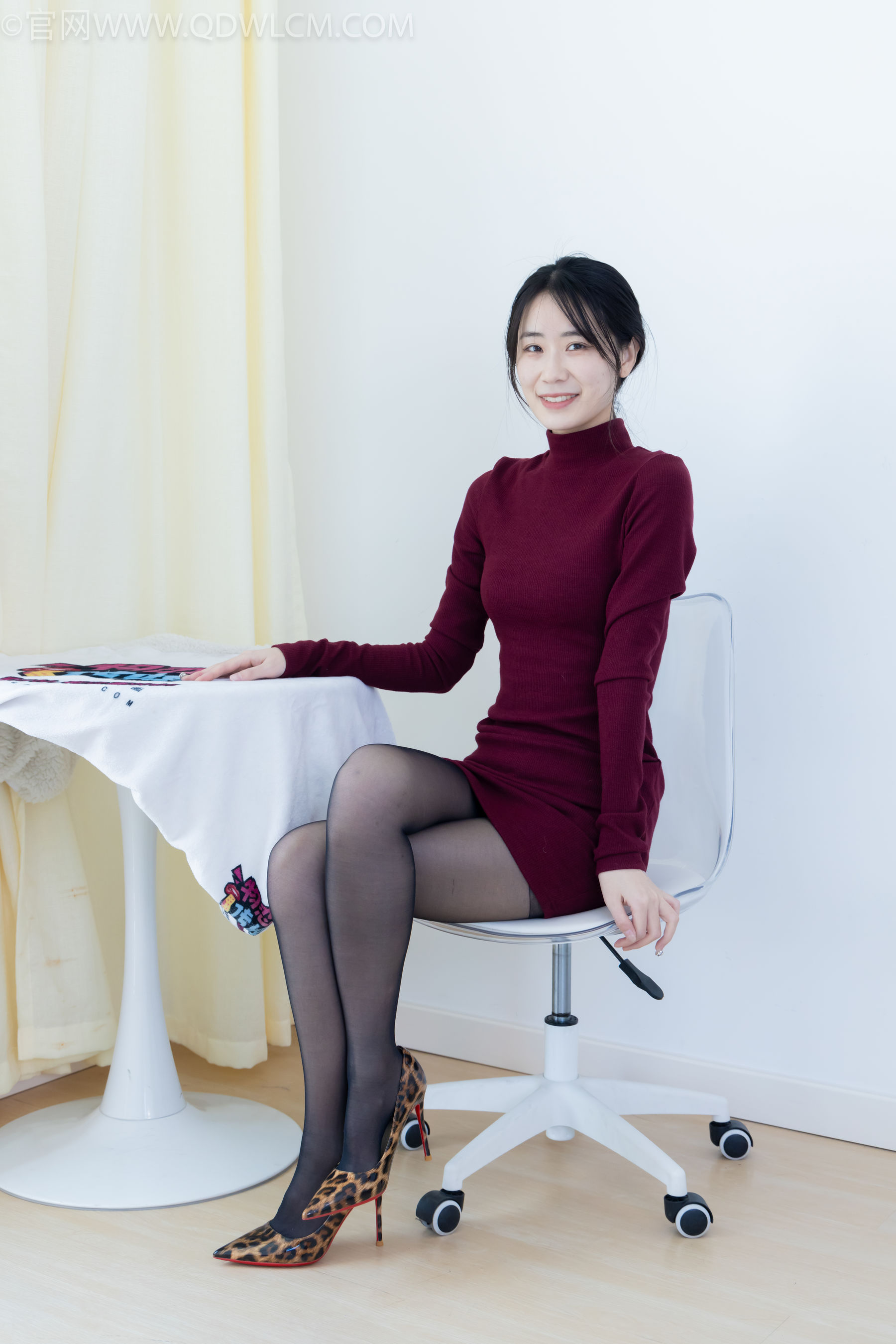 物恋传媒 No.2331 菜菜 - 高跟鞋、薄黑丝、裸足/(352P)