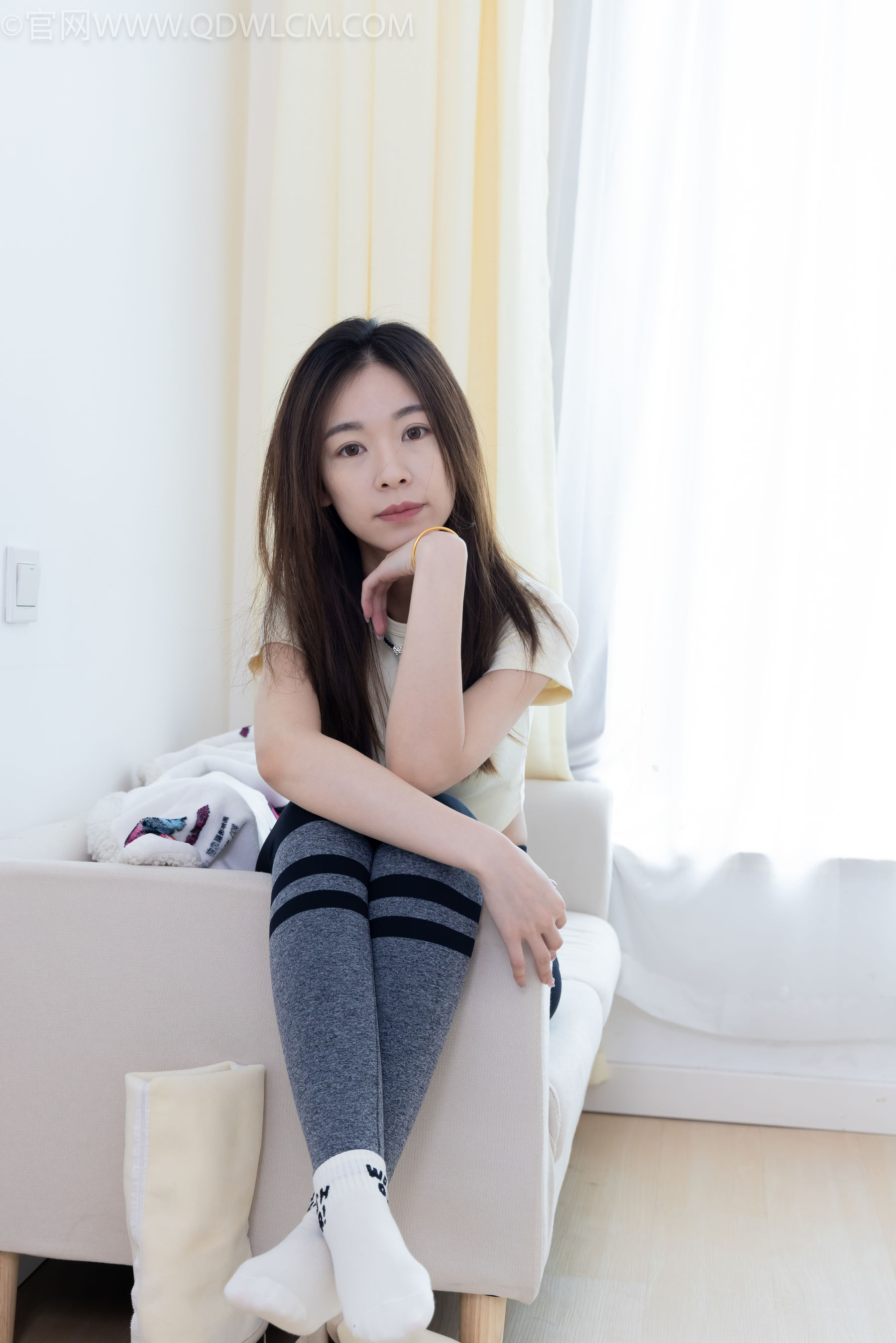 物恋传媒 No.2339 婷婷 - 长靴、白棉袜、裸足/(175P)