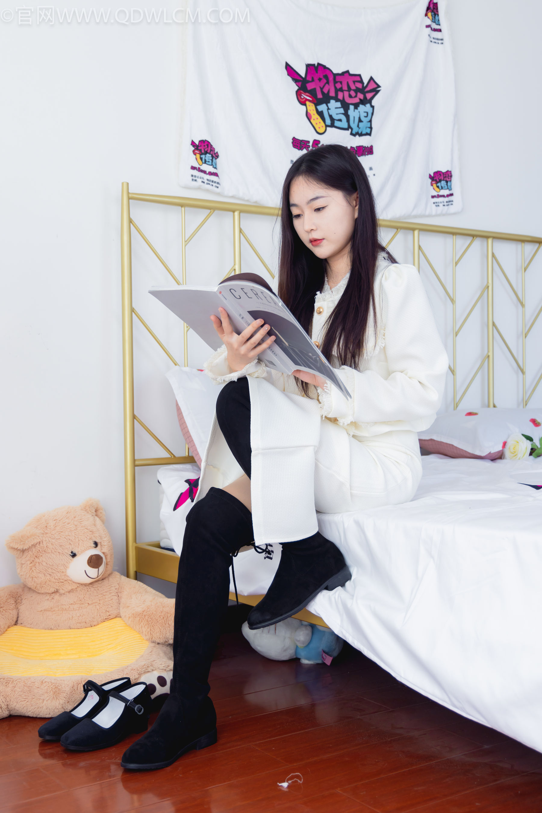 物恋传媒 No.2335 美兔 - 布鞋、长靴、白棉袜、薄肉丝/(227P)