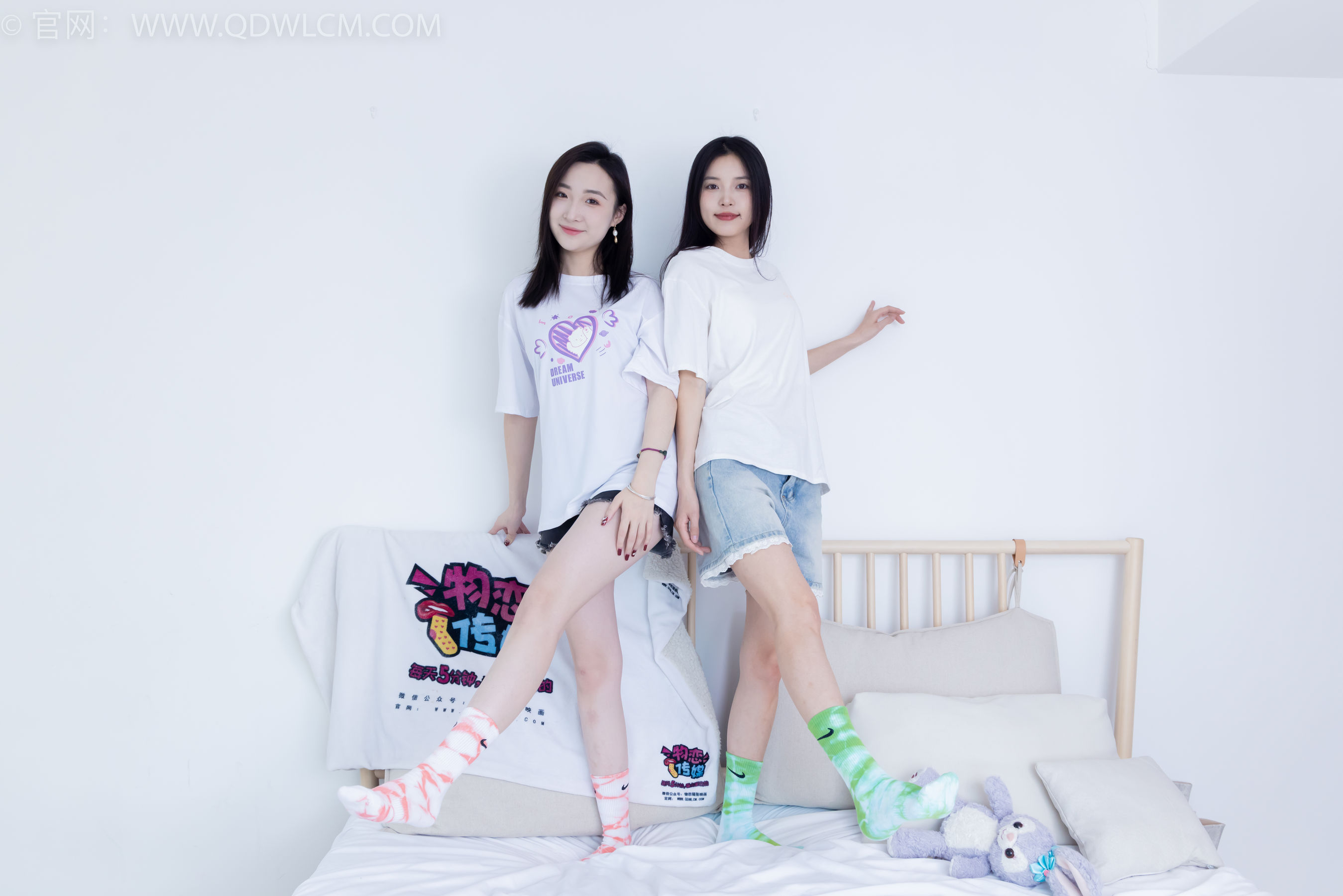 物恋传媒 No.2345 茯苓&恬恬 - 两双板鞋、红棉袜、绿棉袜、裸足/(165P)