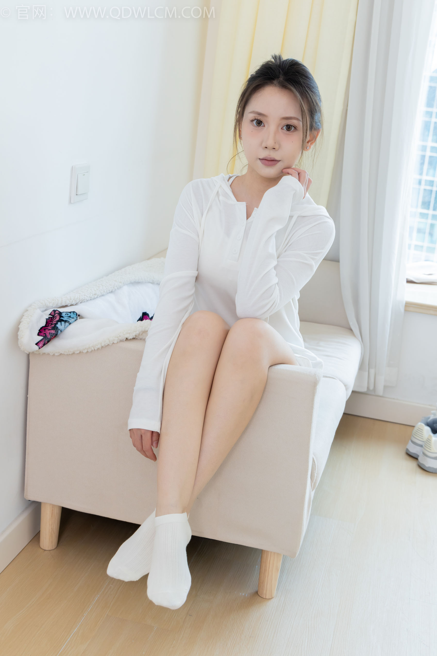 物恋传媒 No.2348 小曦 - 板鞋、白棉袜、裸足/(155P)