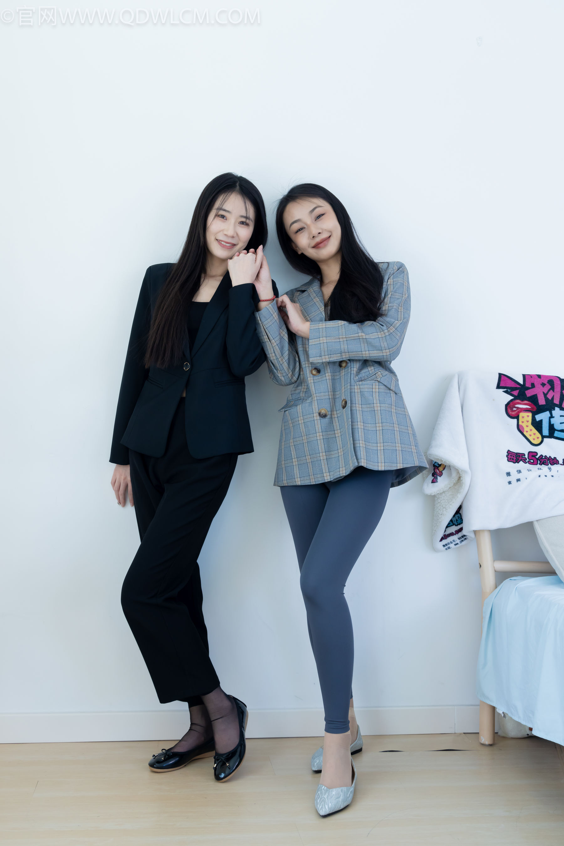 物恋传媒 No.2338 菜菜&岚岚 - 两双平底鞋、短黑丝、短肉丝/(169P)