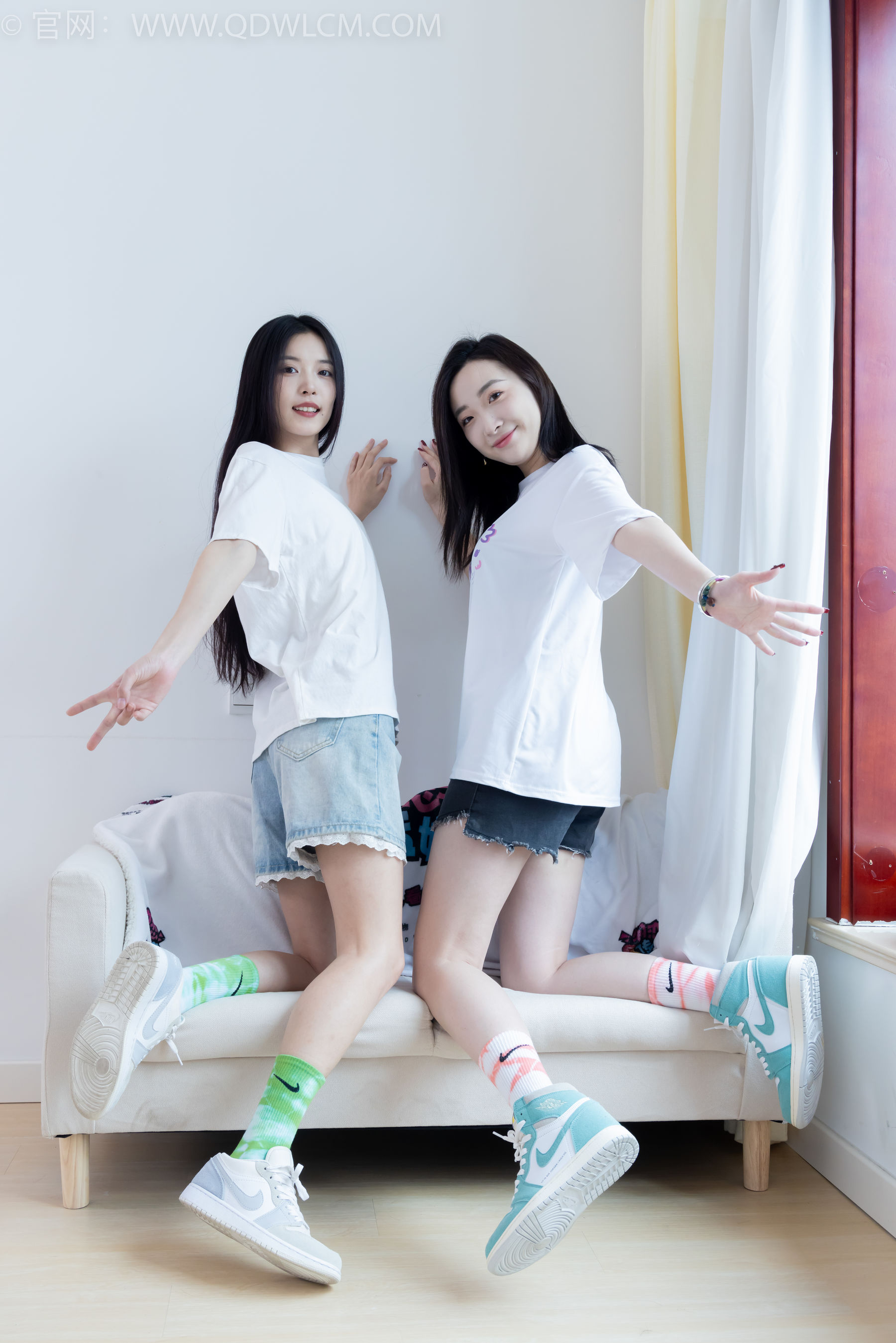 物恋传媒 No.2345 茯苓&恬恬 - 两双板鞋、红棉袜、绿棉袜、裸足/(165P)