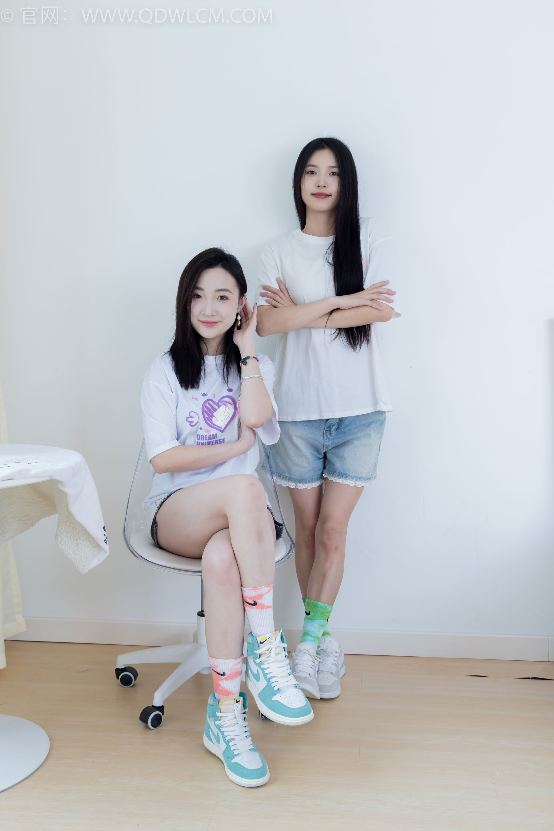 物恋传媒 No.2345 茯苓&恬恬 - 两双板鞋、红棉袜、绿棉袜、裸足/(165P)