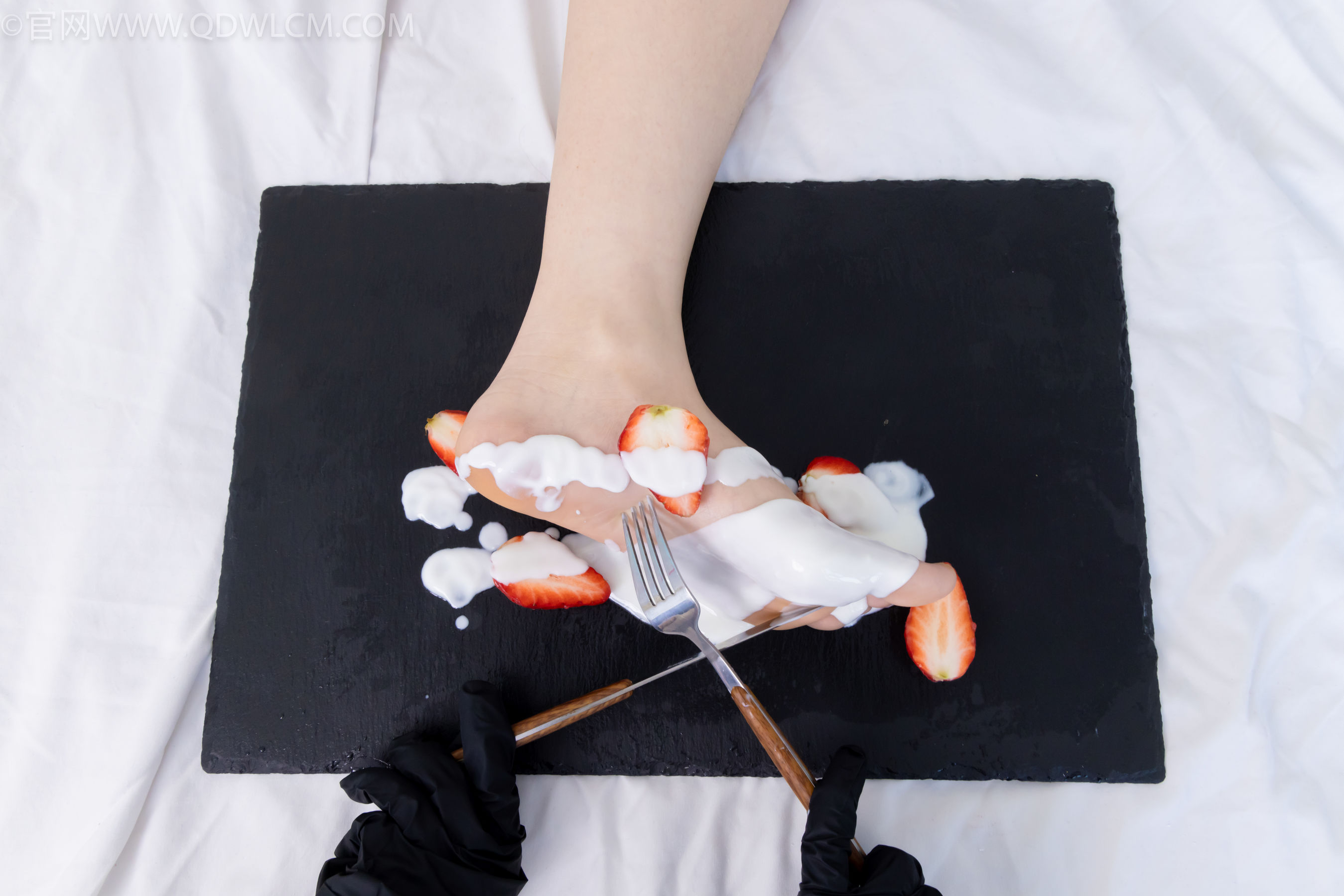 物恋传媒 No.2331 菜菜 - 高跟鞋、薄黑丝、裸足/(352P)