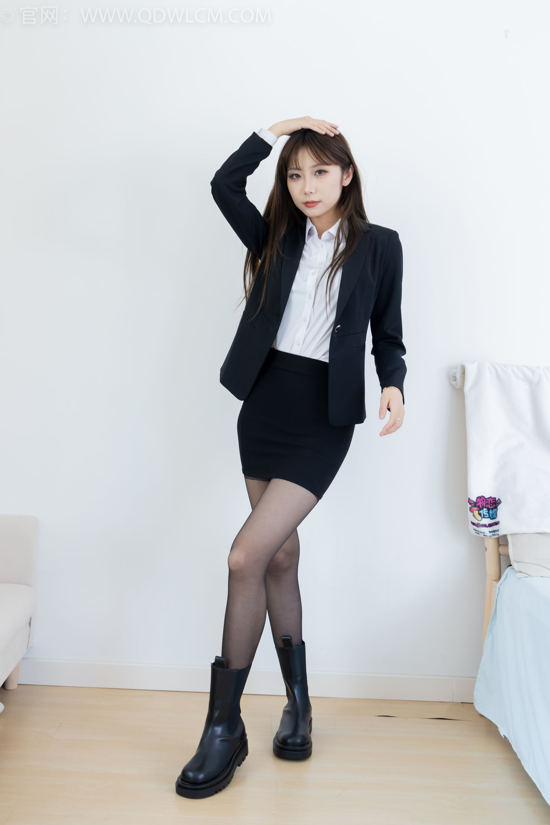 物恋传媒 No.2344 泡泡 - 短靴、薄黑丝、ol制服、高冷不笑御姐版/(150P)