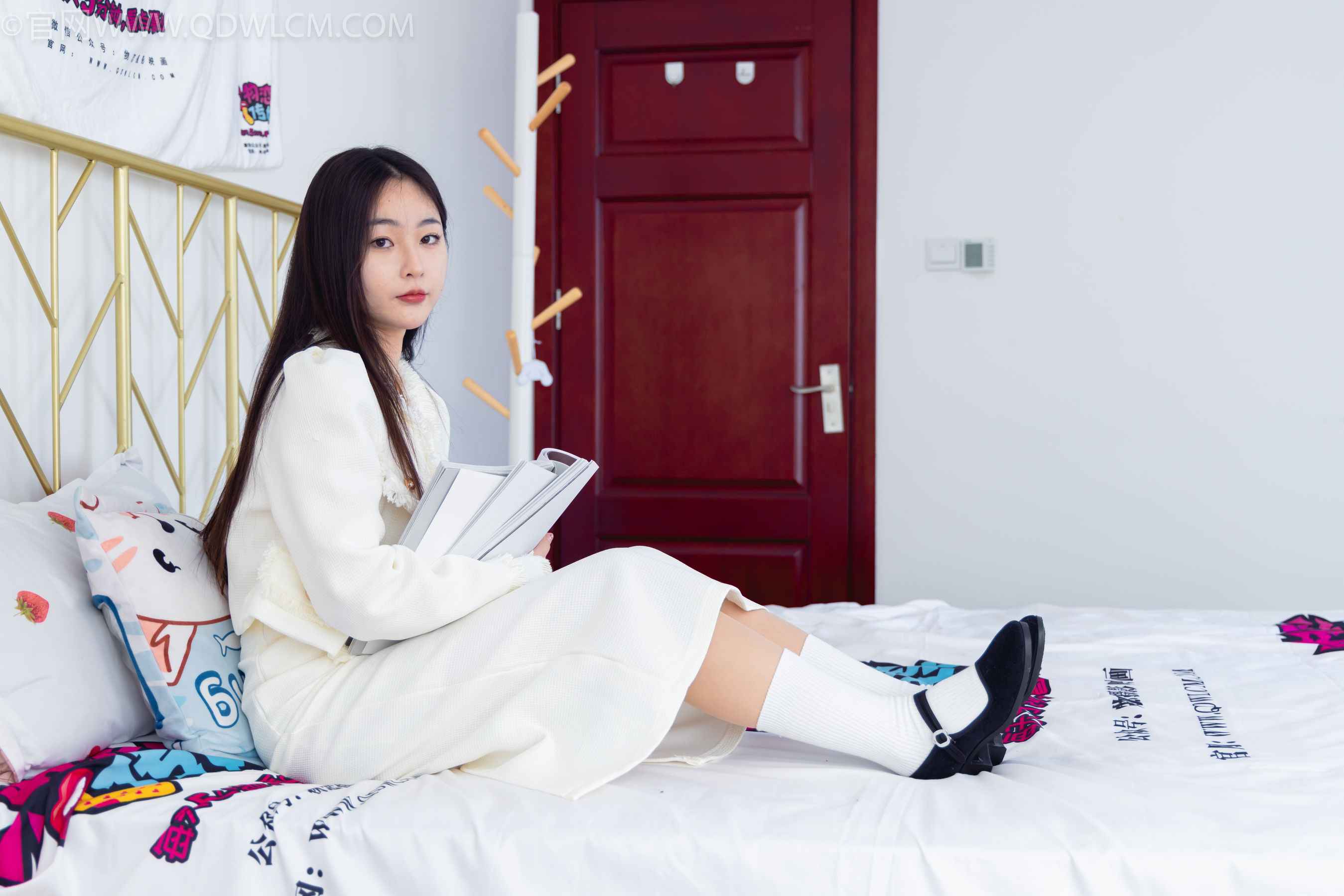 物恋传媒 No.2335 美兔 - 布鞋、长靴、白棉袜、薄肉丝/(227P)