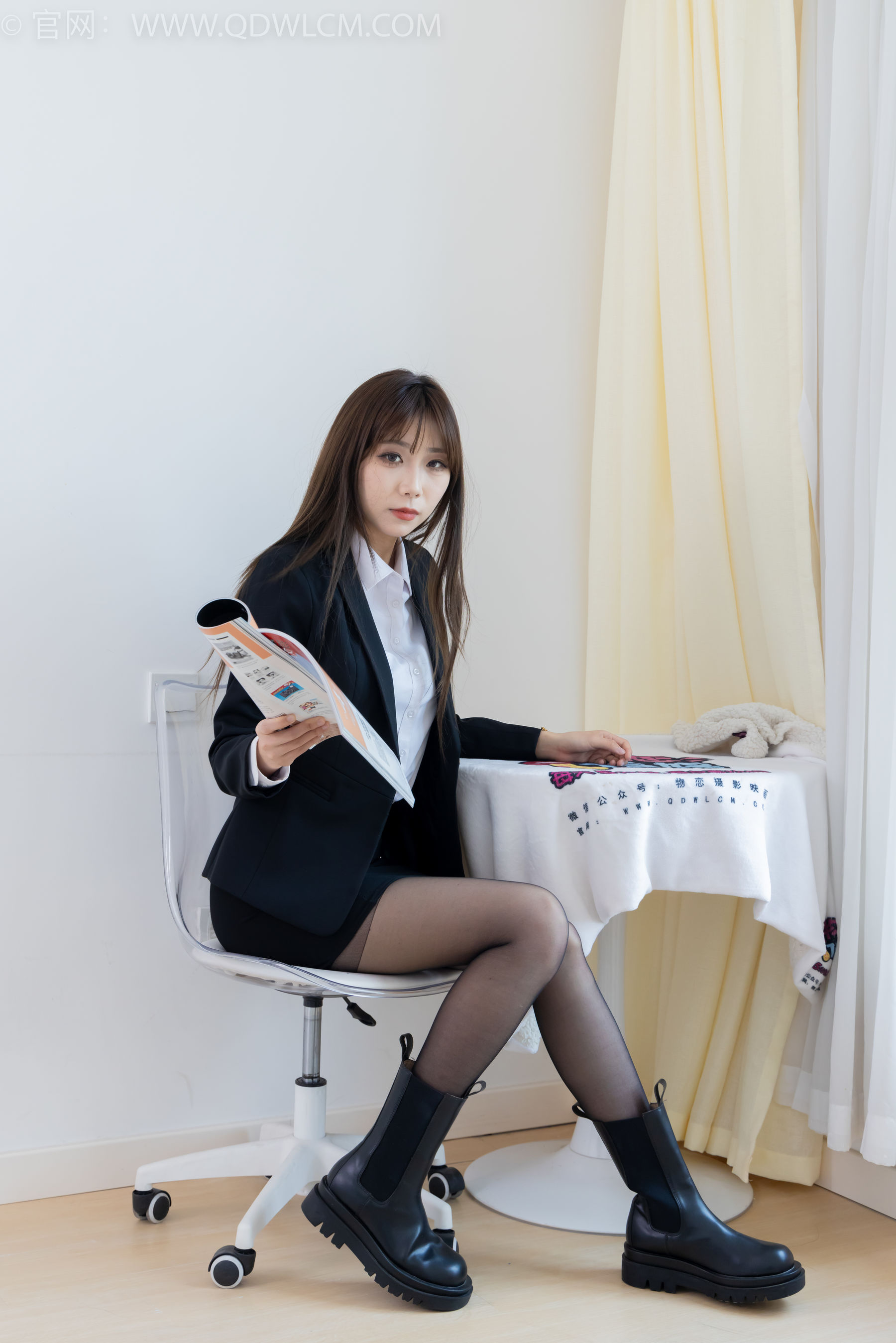 物恋传媒 No.2344 泡泡 - 短靴、薄黑丝、ol制服、高冷不笑御姐版/(150P)