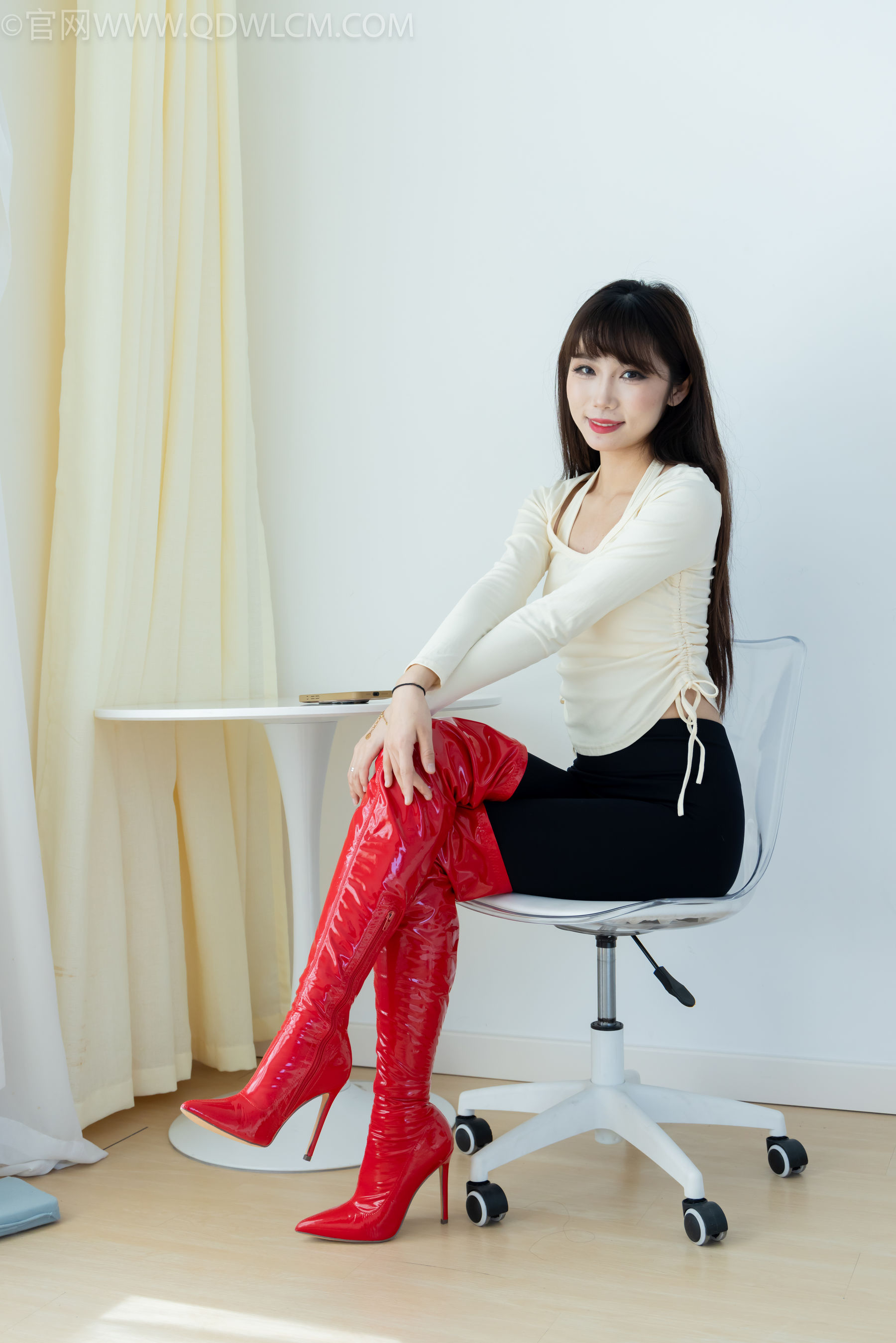 物恋传媒 No.2326 泡泡 - 高跟长靴、白棉袜、裸足/(184P)