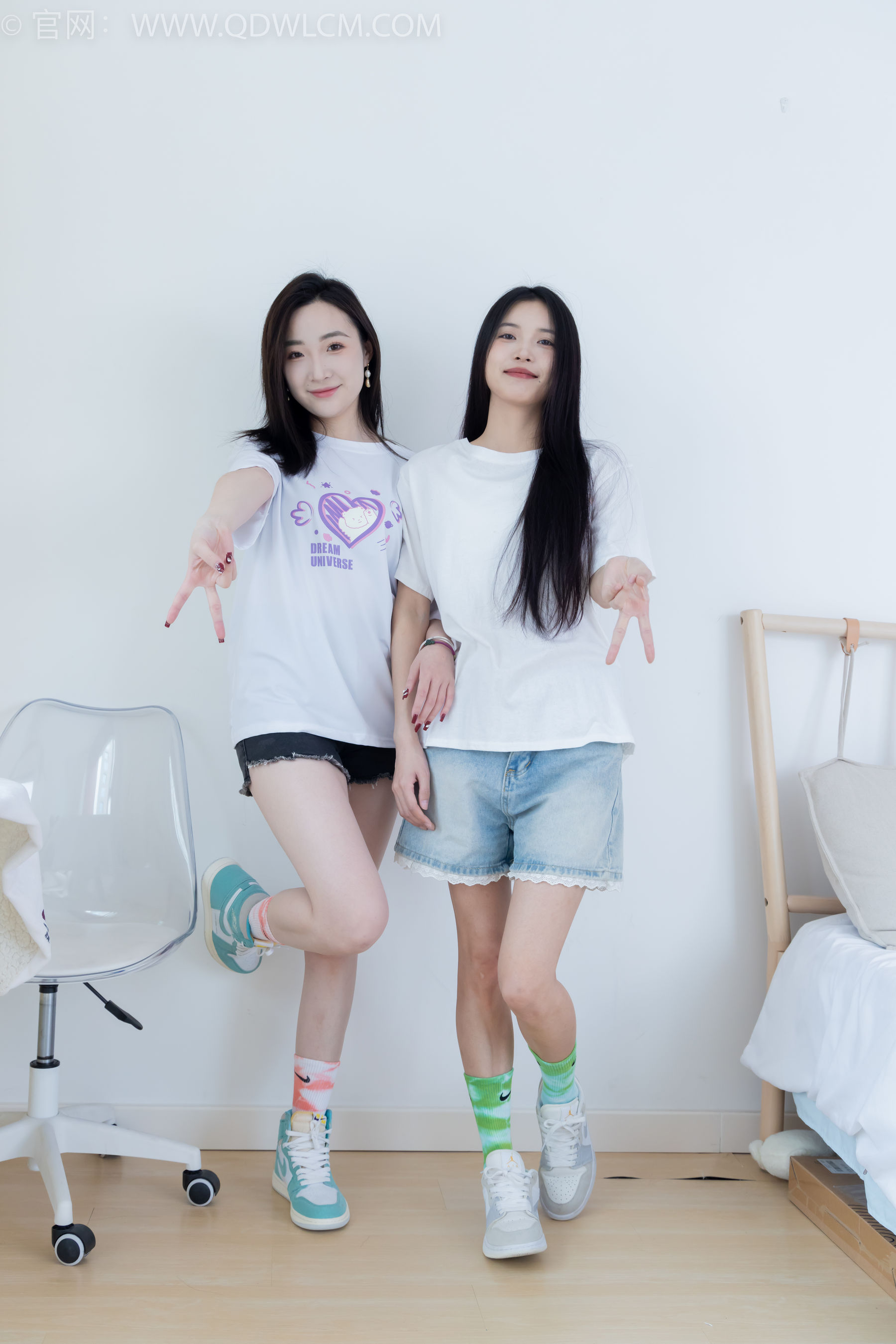 物恋传媒 No.2345 茯苓&恬恬 - 两双板鞋、红棉袜、绿棉袜、裸足/(165P)