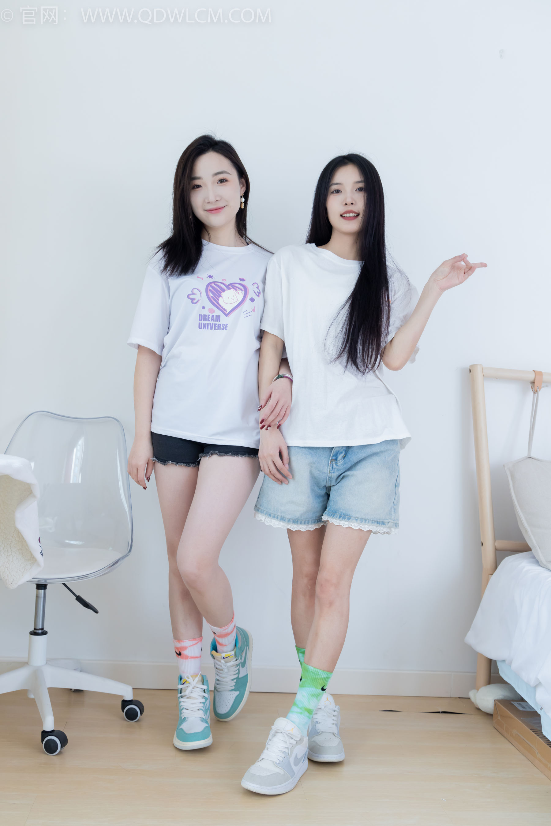 物恋传媒 No.2345 茯苓&恬恬 - 两双板鞋、红棉袜、绿棉袜、裸足/(165P)