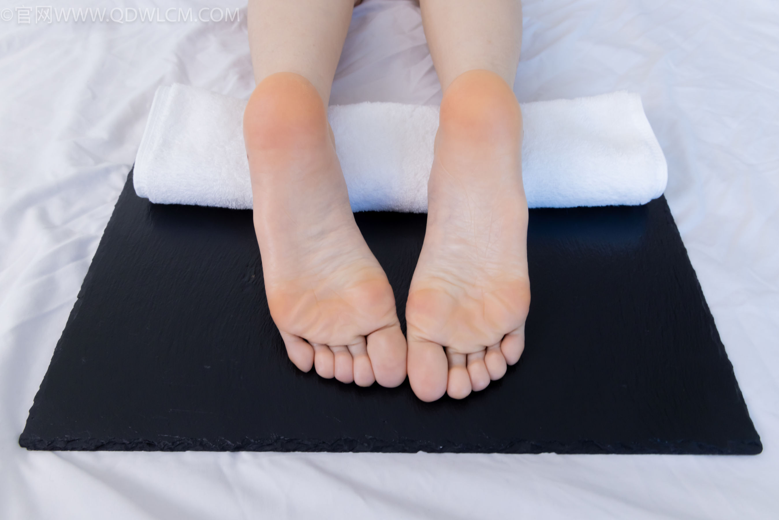 物恋传媒 No.2331 菜菜 - 高跟鞋、薄黑丝、裸足/(352P)