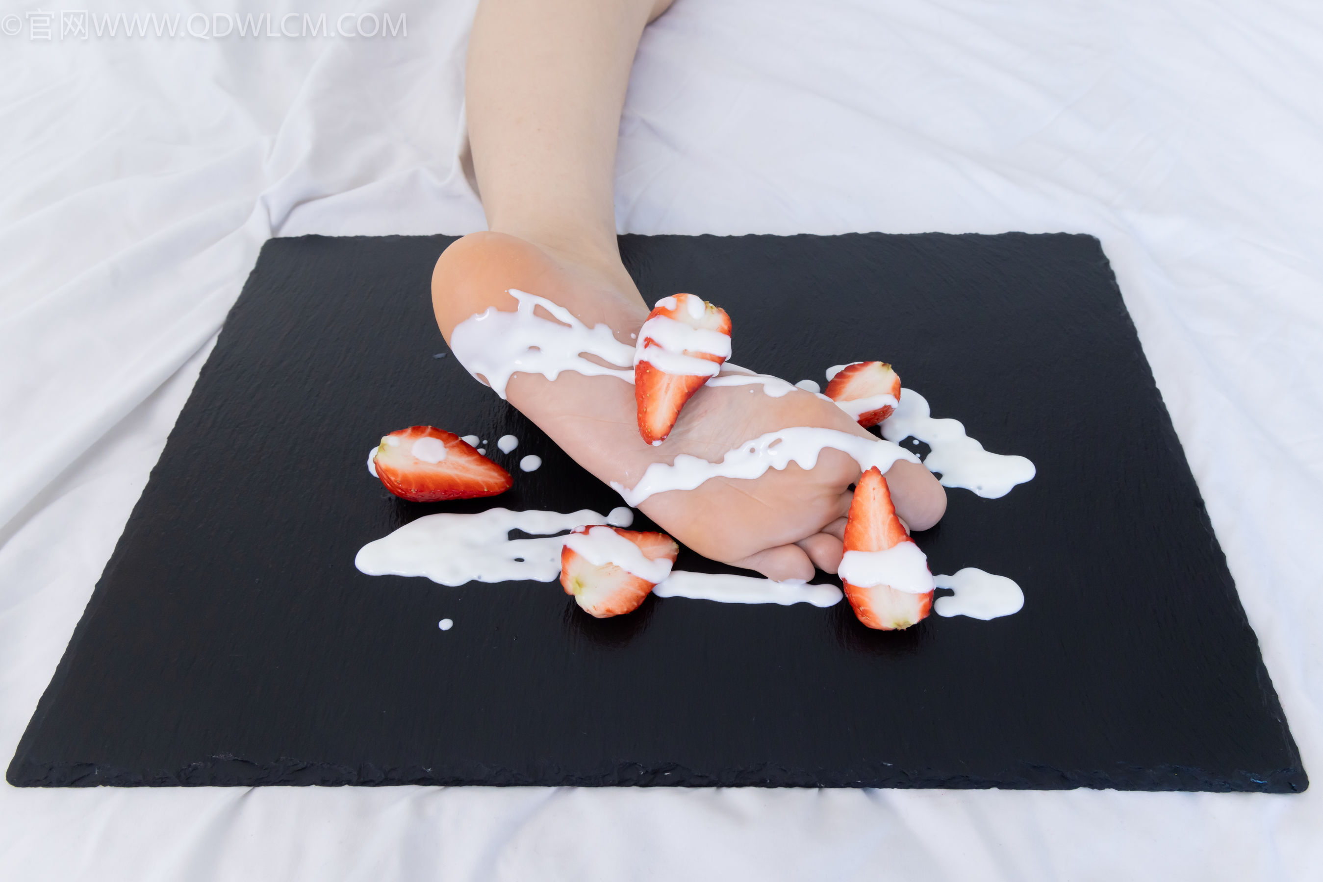 物恋传媒 No.2331 菜菜 - 高跟鞋、薄黑丝、裸足/(352P)