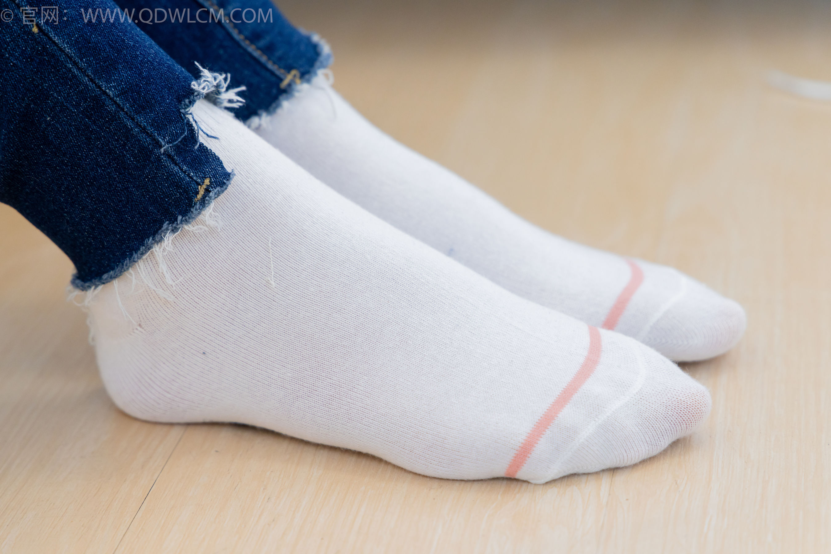 物恋传媒 No.2354 小悦 - 帆布鞋、白棉袜、裸足/(150P)