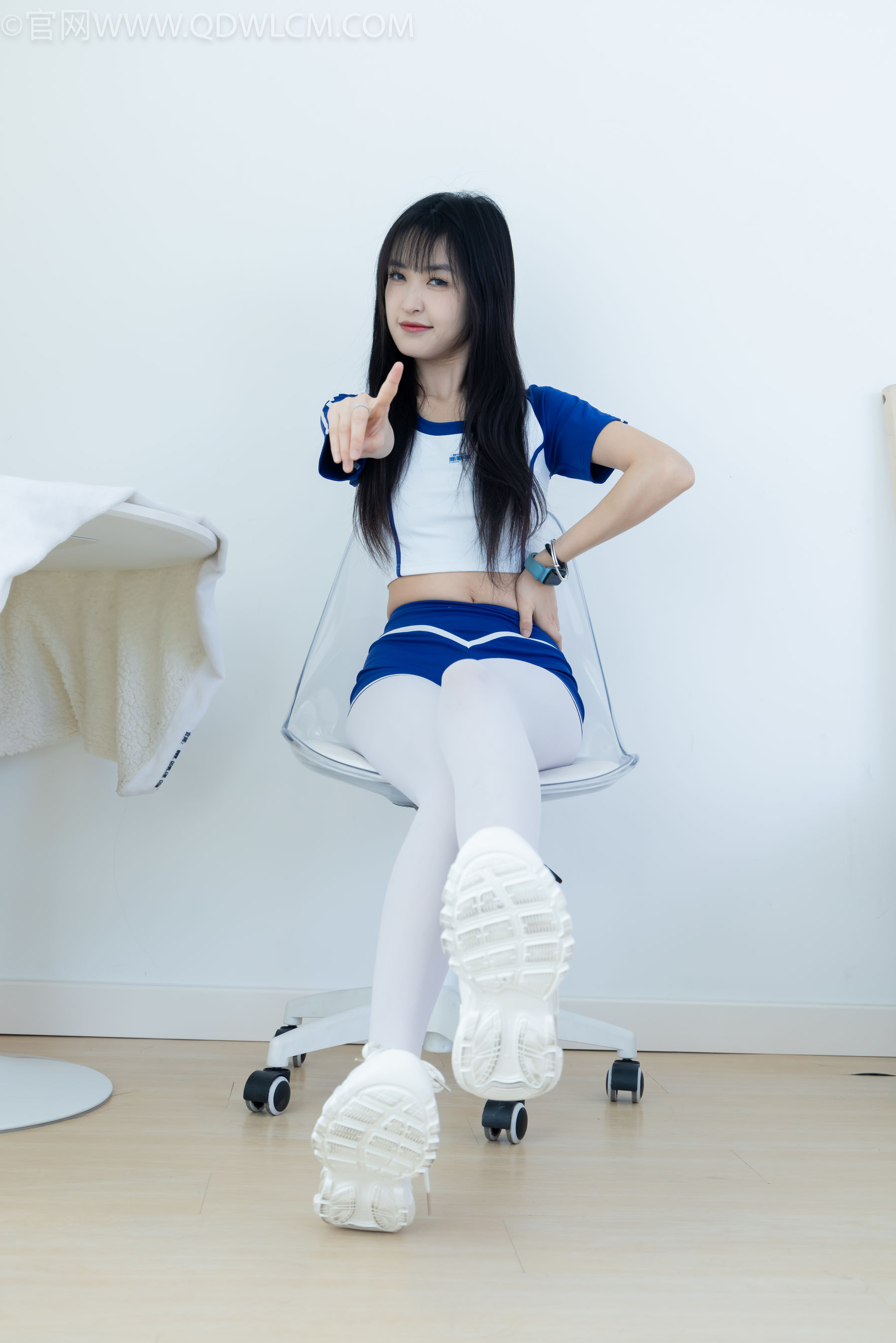 物恋传媒 No.2334 嘉木 - 运动鞋、厚白丝、裸足、裸足/(242P)