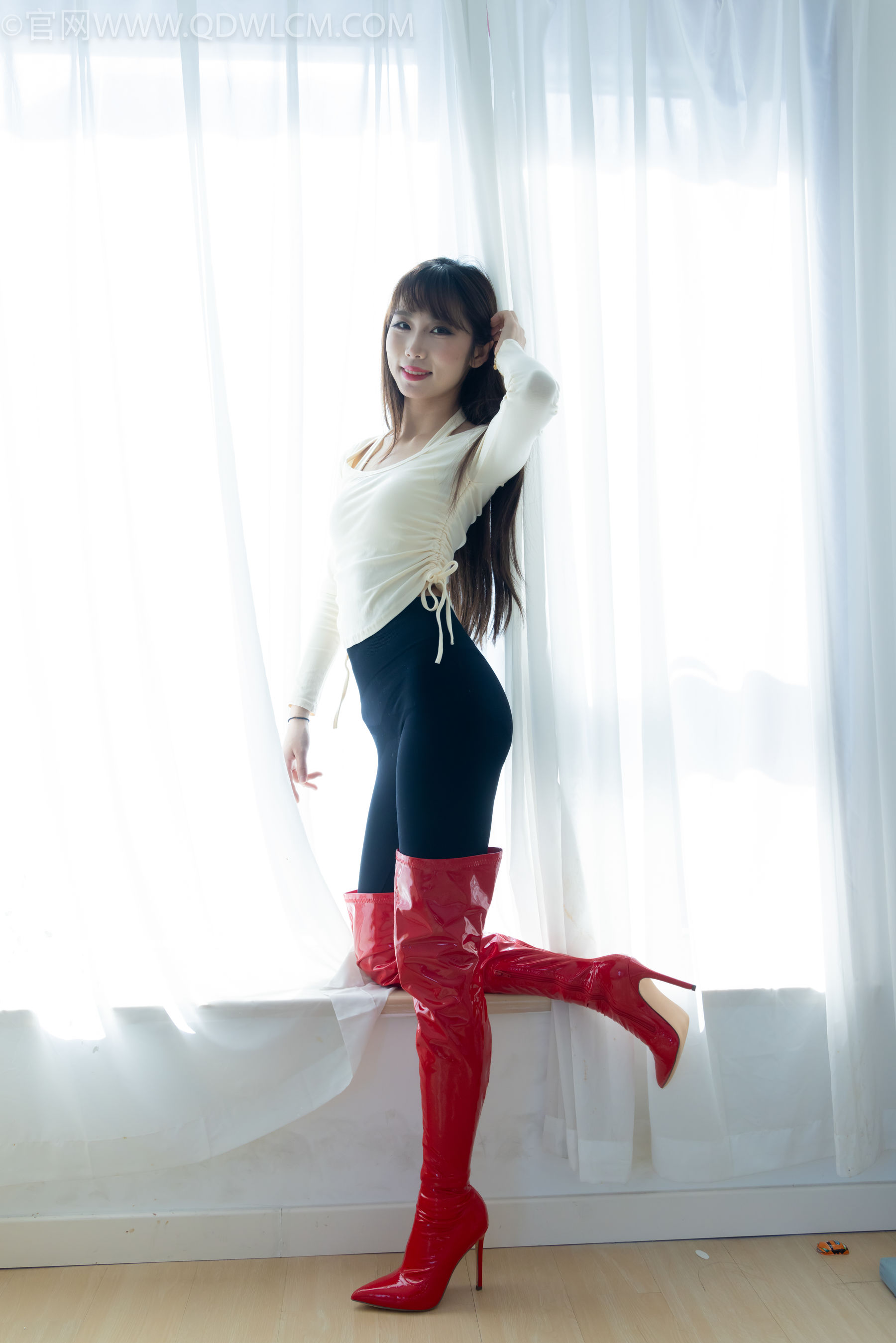 物恋传媒 No.2326 泡泡 - 高跟长靴、白棉袜、裸足/(184P)