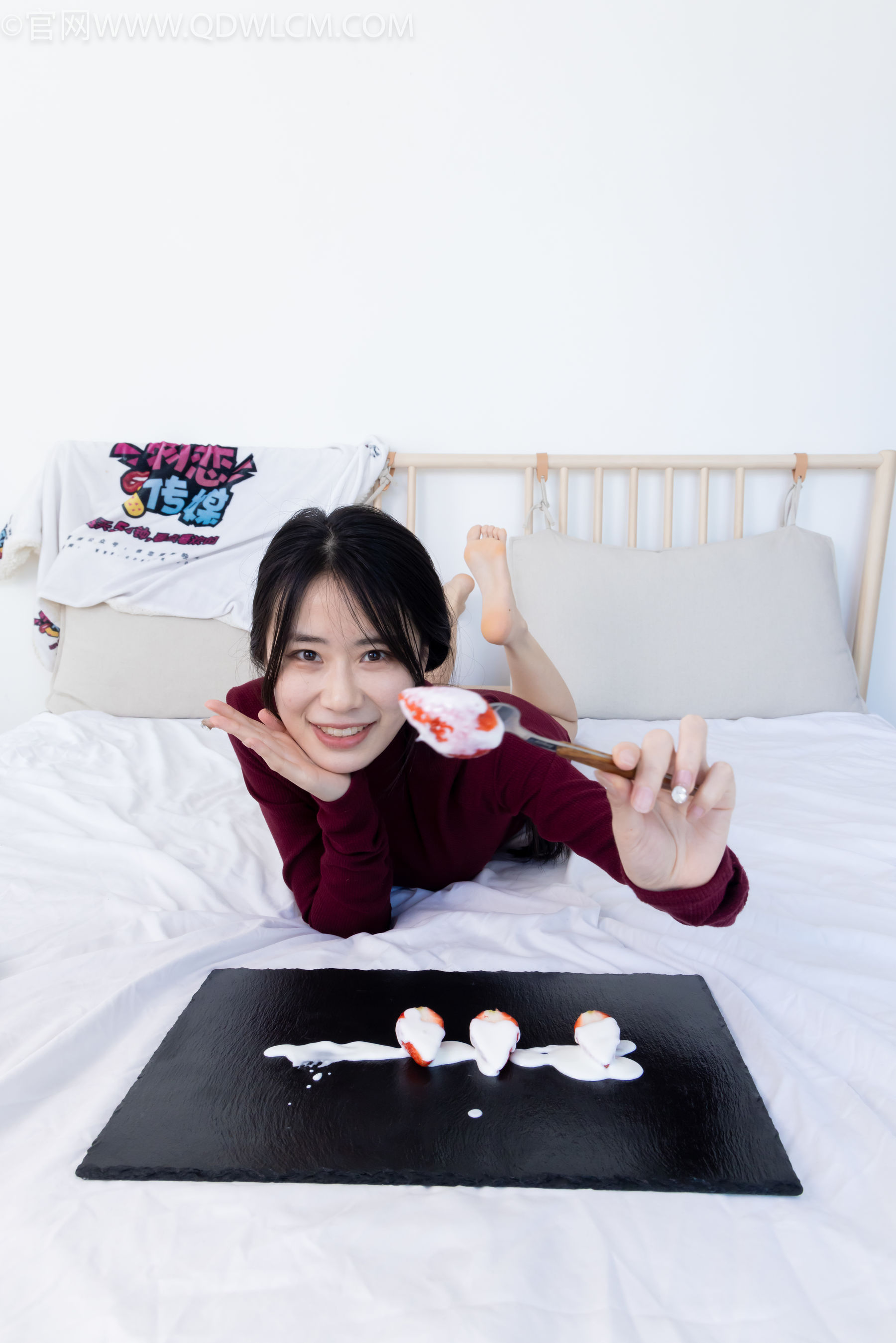 物恋传媒 No.2331 菜菜 - 高跟鞋、薄黑丝、裸足/(352P)