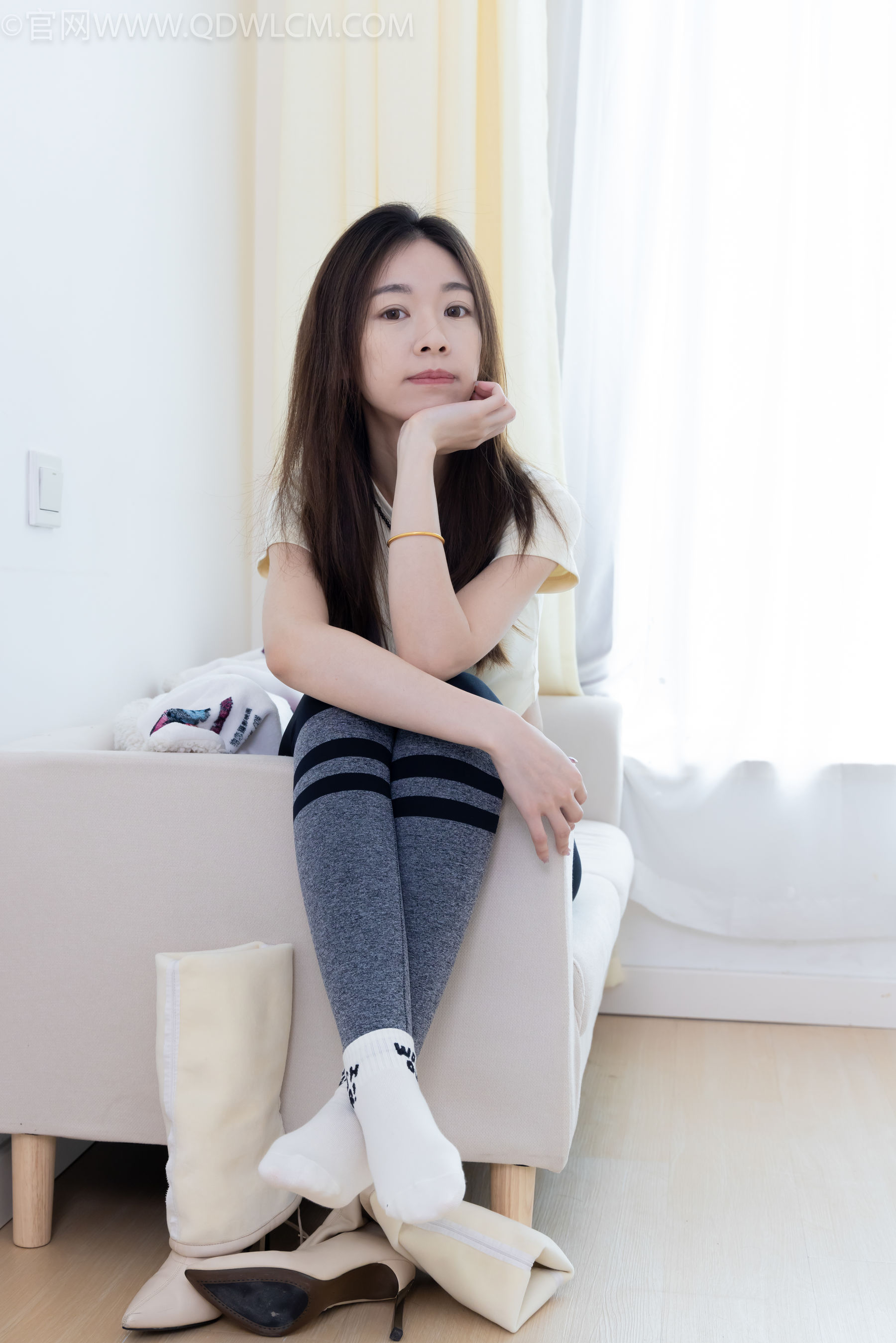 物恋传媒 No.2339 婷婷 - 长靴、白棉袜、裸足/(175P)