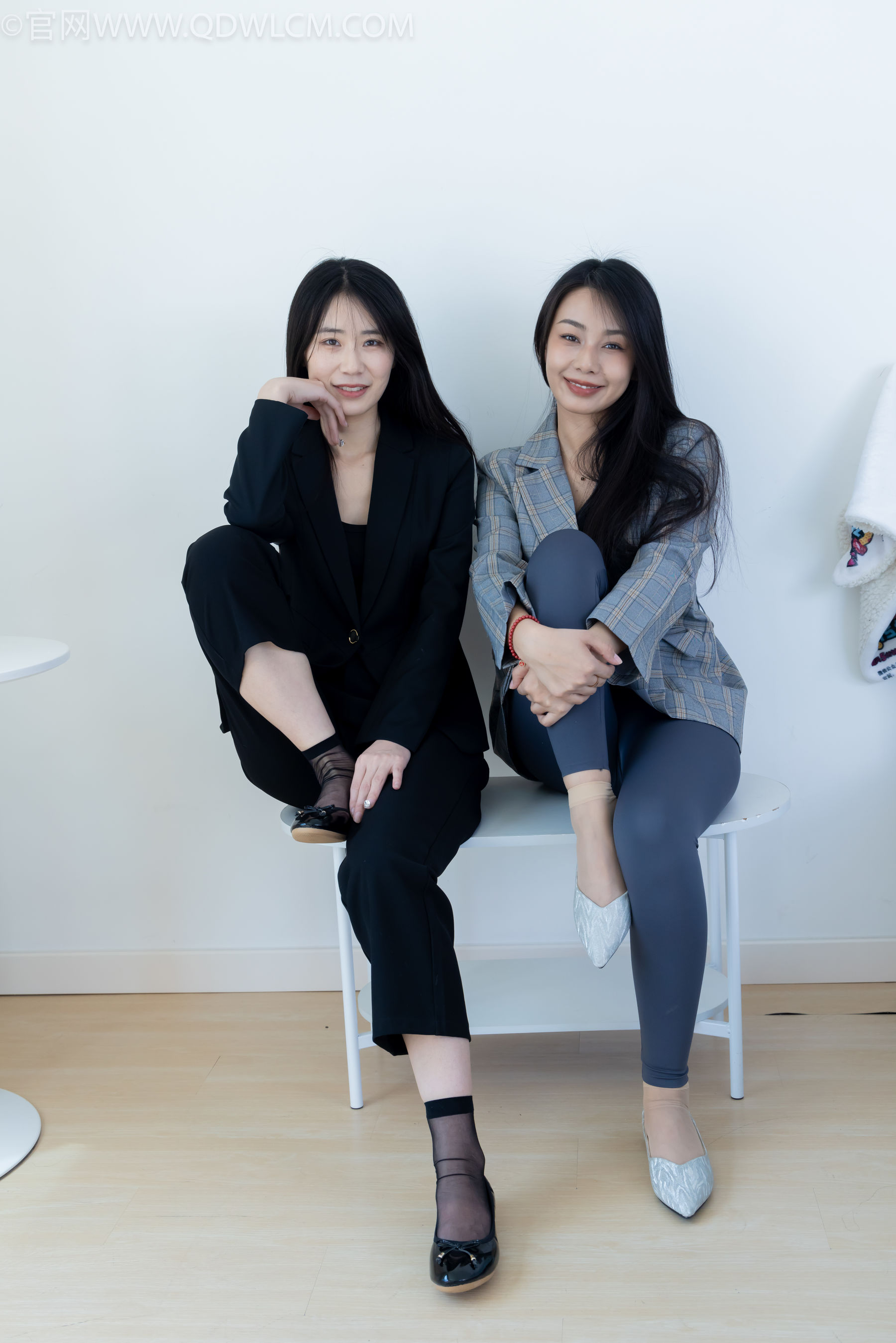 物恋传媒 No.2338 菜菜&岚岚 - 两双平底鞋、短黑丝、短肉丝/(169P)