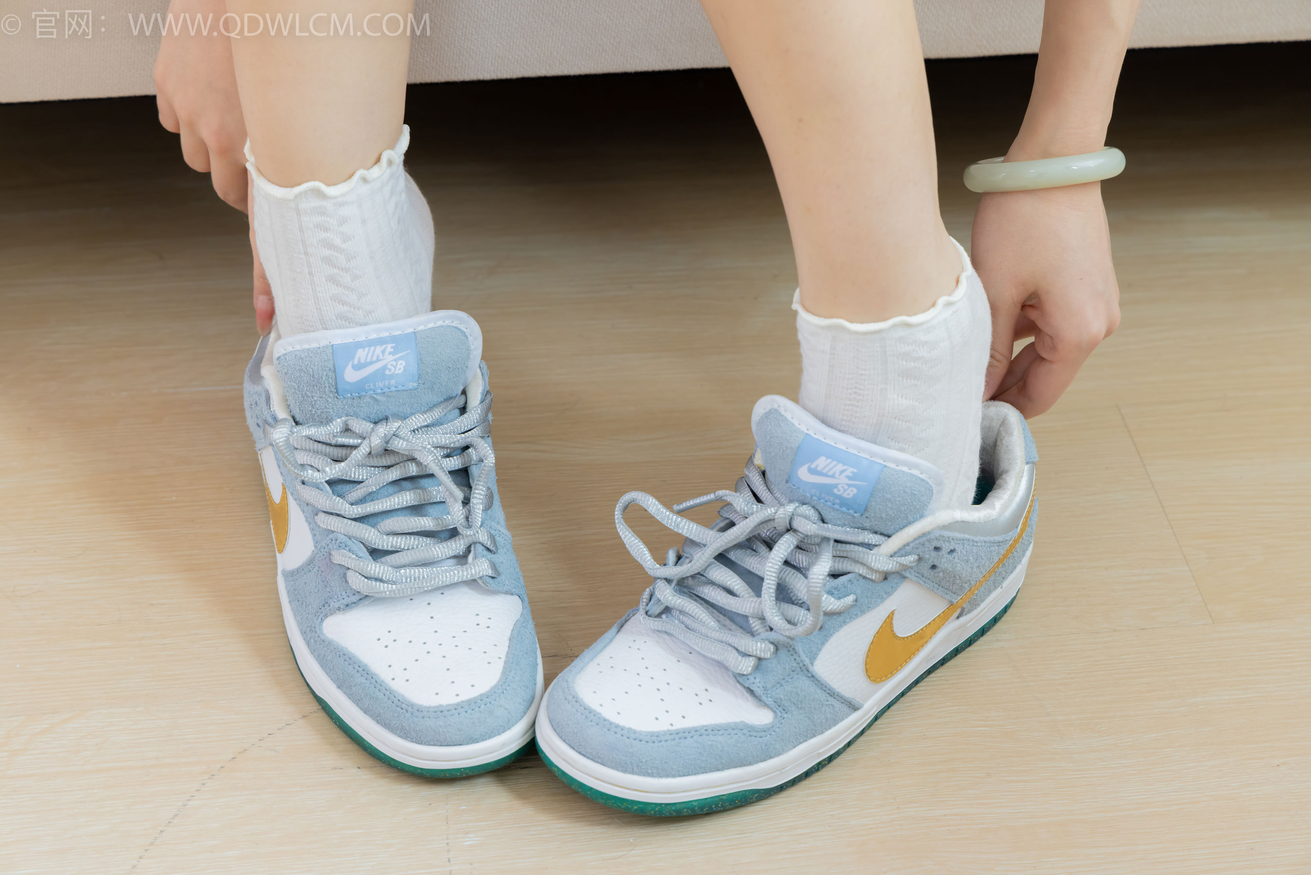 物恋传媒 No.2341 嘟嘟 - 板鞋、白棉袜、裸足、裸足涂精油/(190P)