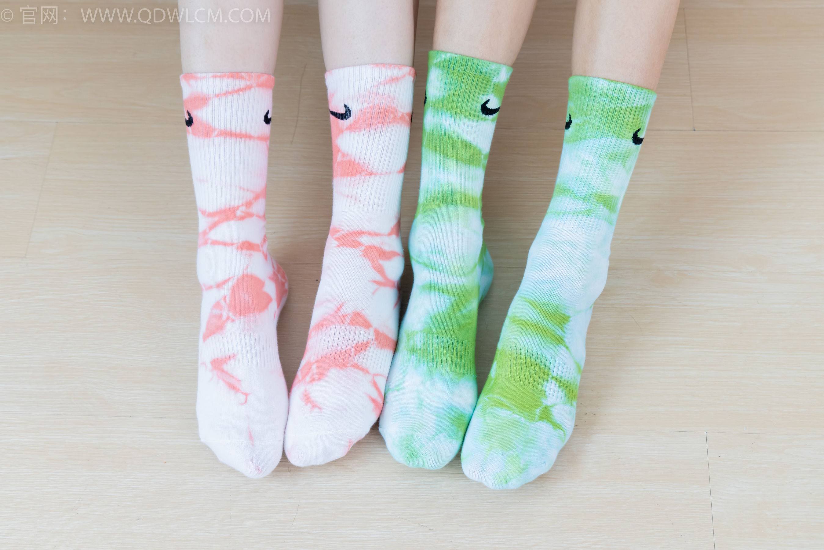 物恋传媒 No.2345 茯苓&恬恬 - 两双板鞋、红棉袜、绿棉袜、裸足/(165P)