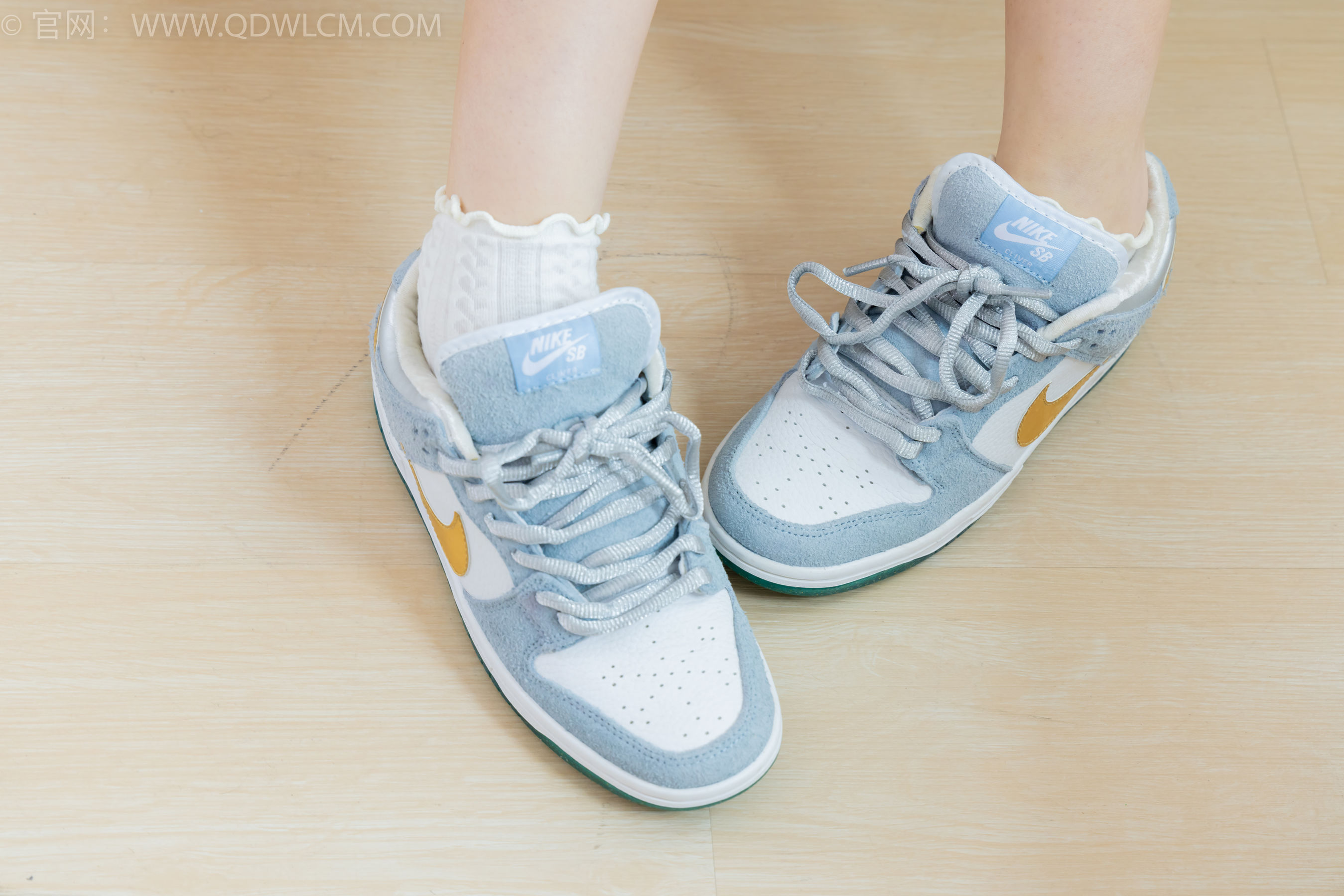 物恋传媒 No.2341 嘟嘟 - 板鞋、白棉袜、裸足、裸足涂精油/(190P)