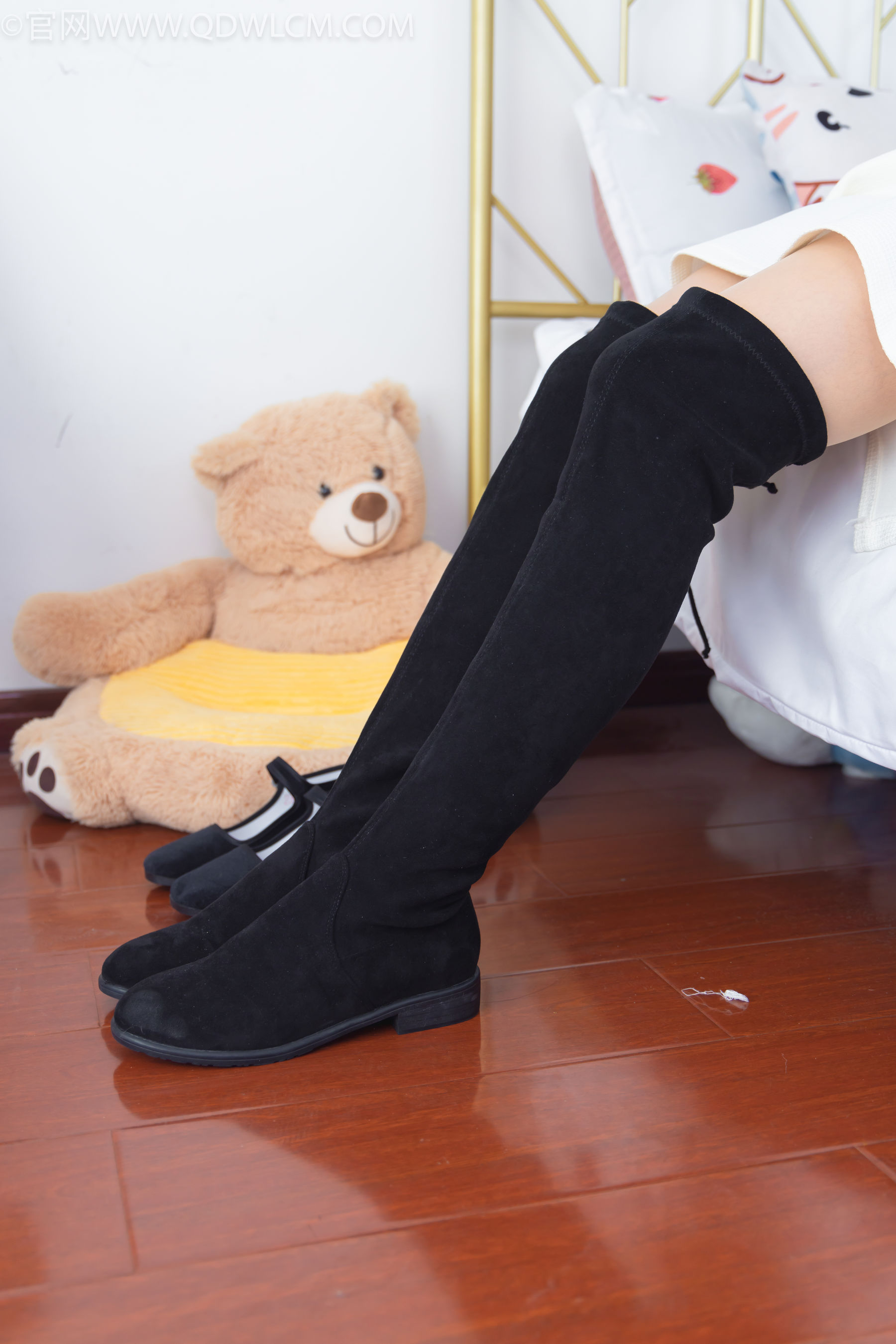 物恋传媒 No.2335 美兔 - 布鞋、长靴、白棉袜、薄肉丝/(227P)