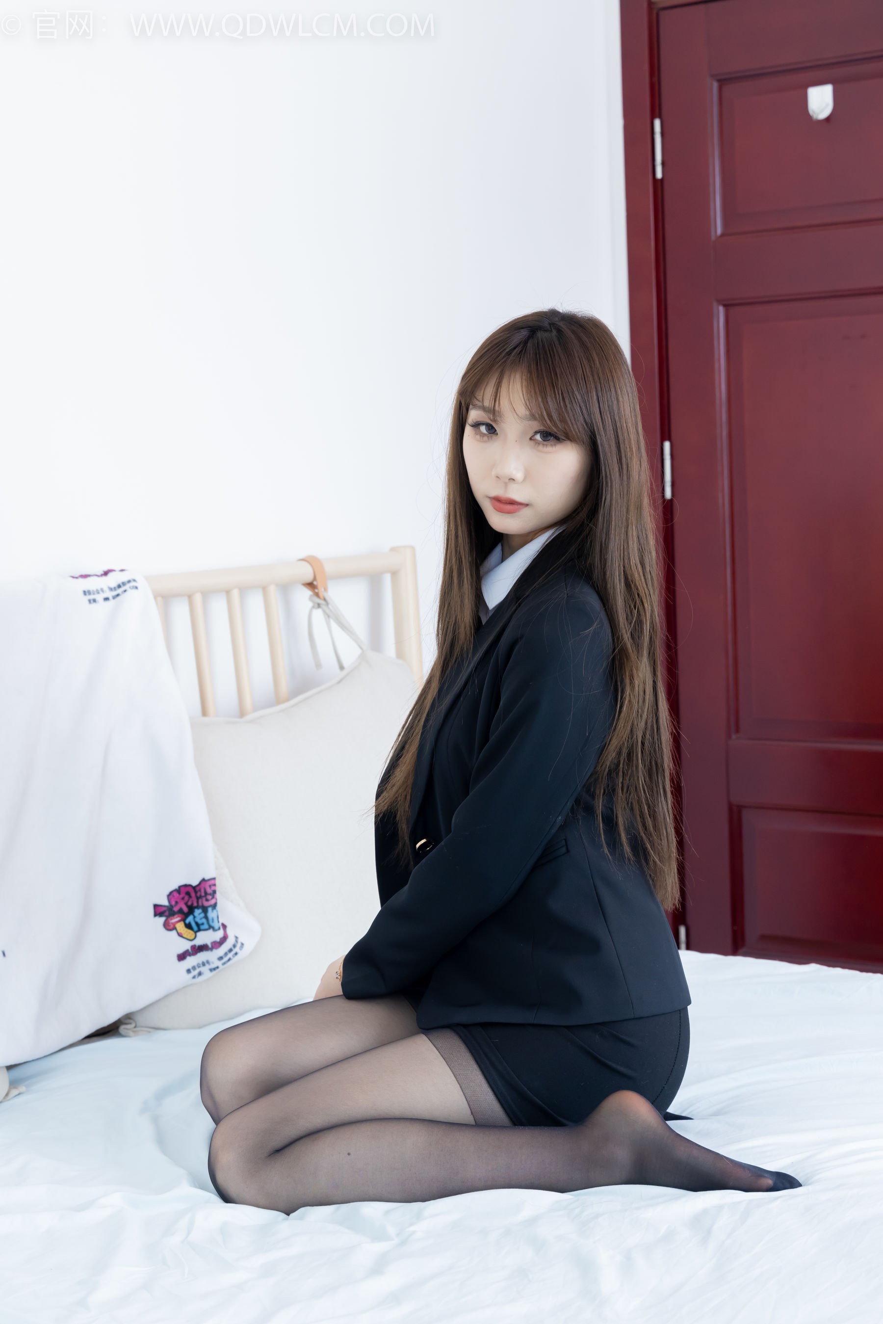 物恋传媒 No.2344 泡泡 - 短靴、薄黑丝、ol制服、高冷不笑御姐版/(150P)