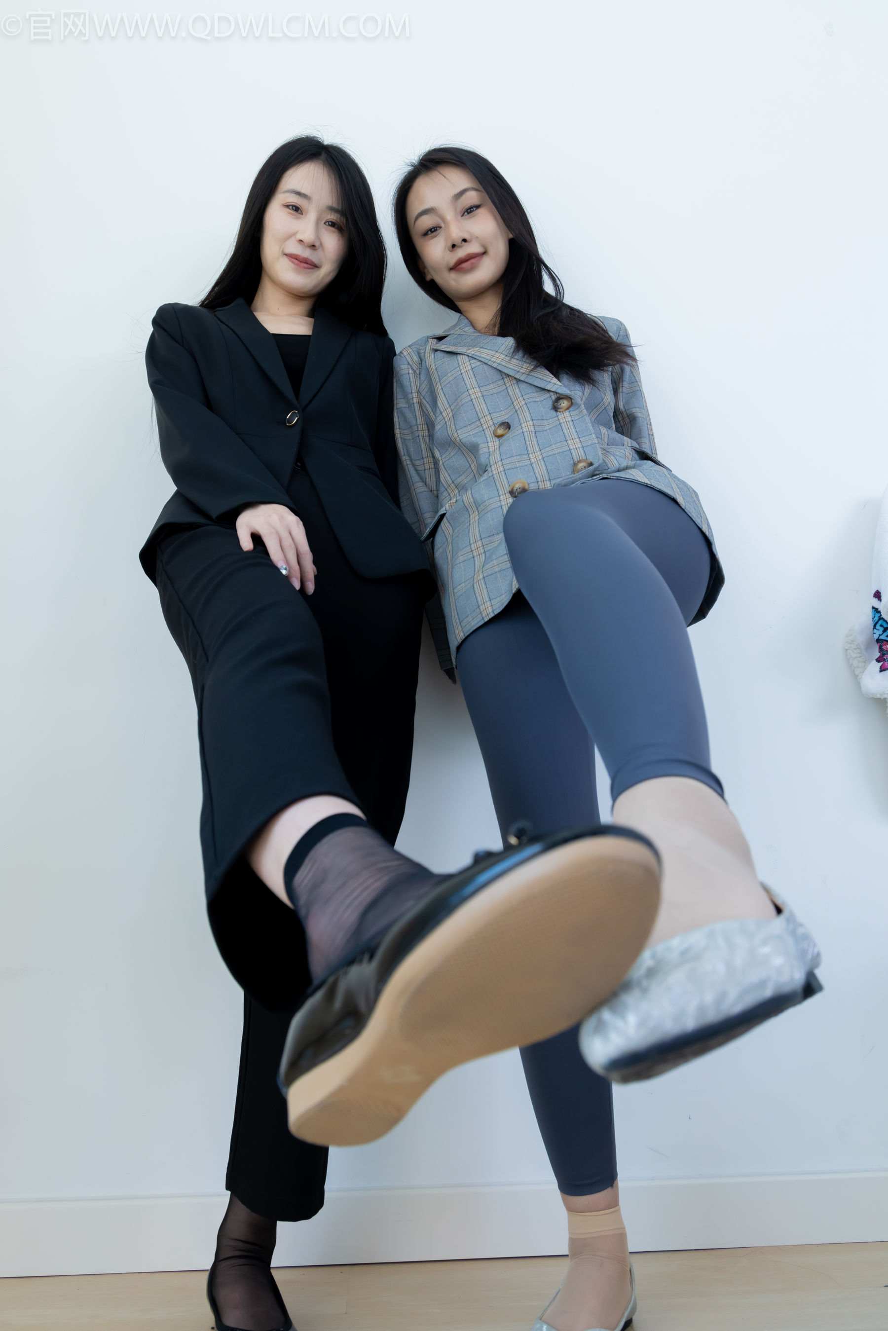 物恋传媒 No.2338 菜菜&岚岚 - 两双平底鞋、短黑丝、短肉丝/(169P)