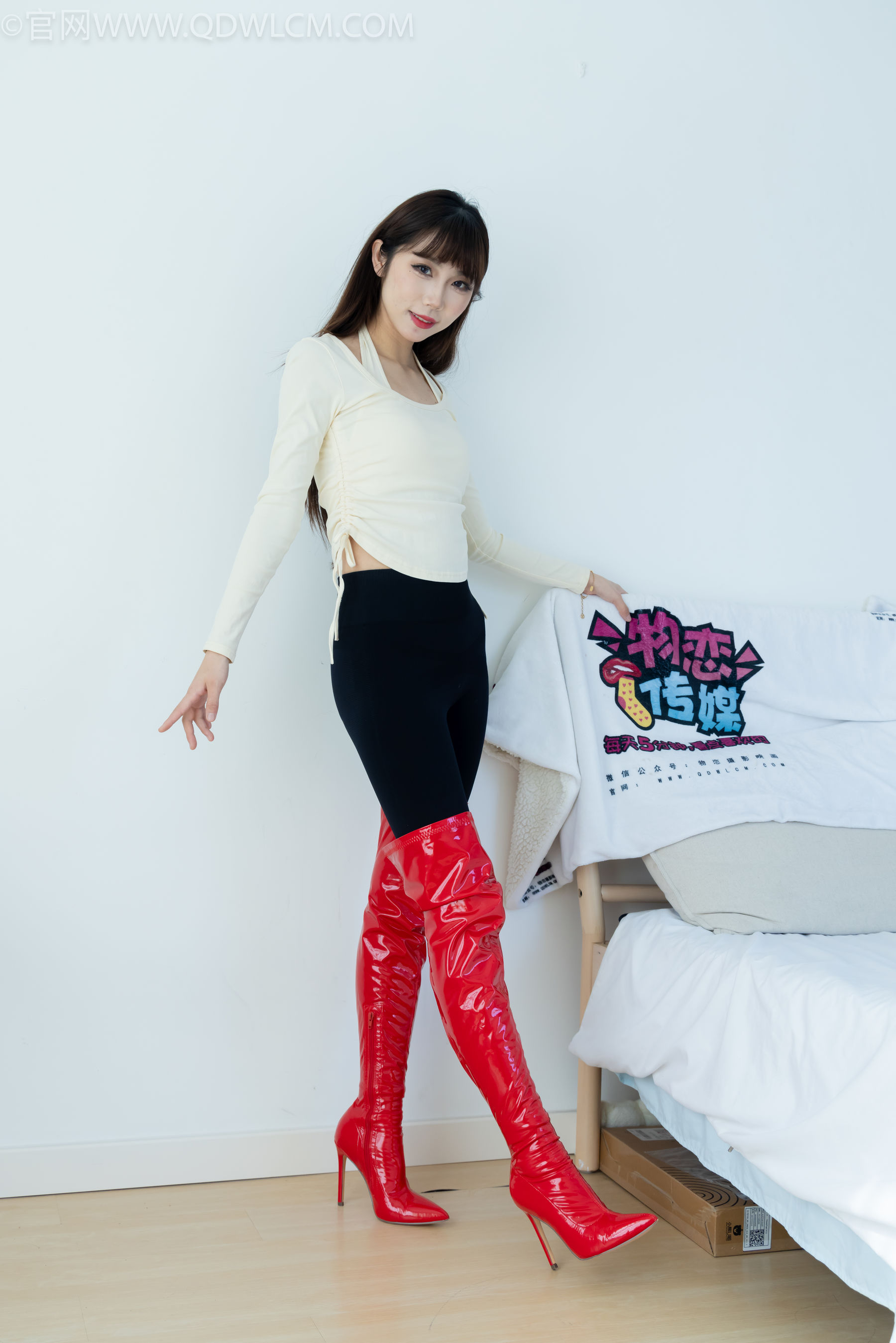 物恋传媒 No.2326 泡泡 - 高跟长靴、白棉袜、裸足/(184P)