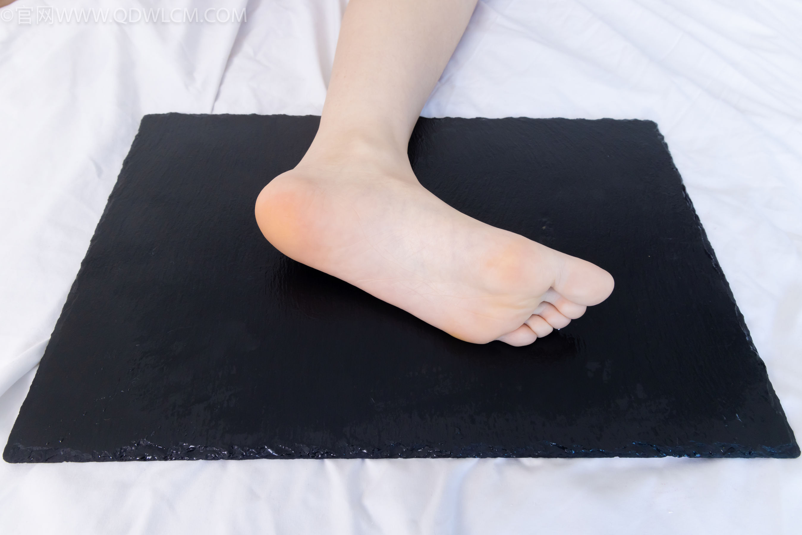 物恋传媒 No.2331 菜菜 - 高跟鞋、薄黑丝、裸足/(352P)