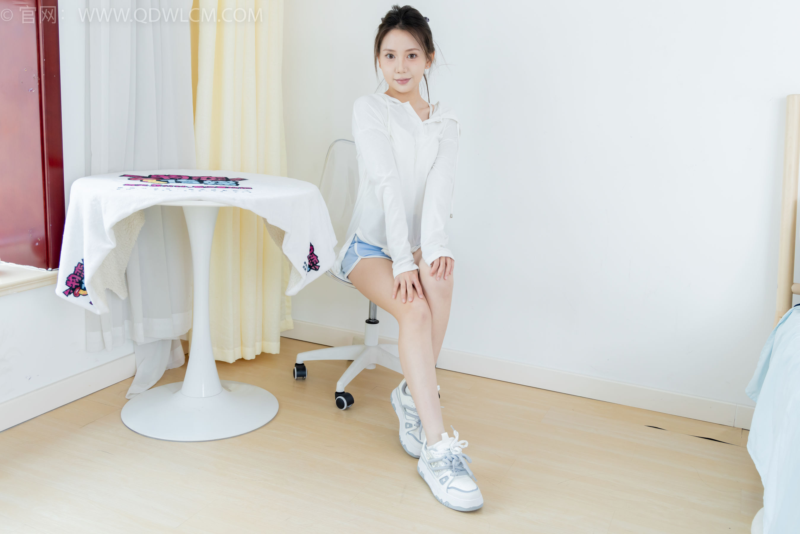 物恋传媒 No.2348 小曦 - 板鞋、白棉袜、裸足/(155P)