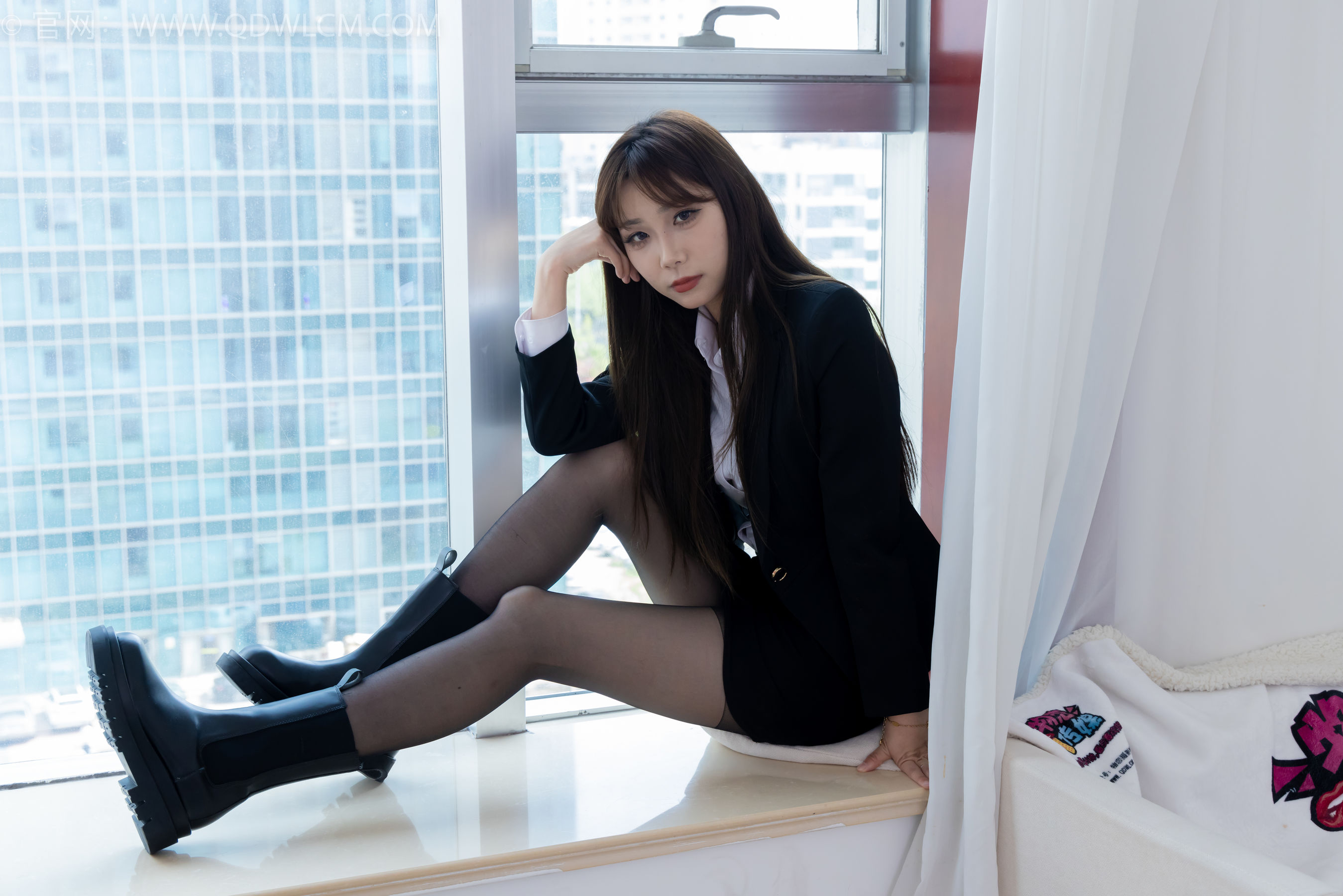 物恋传媒 No.2344 泡泡 - 短靴、薄黑丝、ol制服、高冷不笑御姐版/(150P)