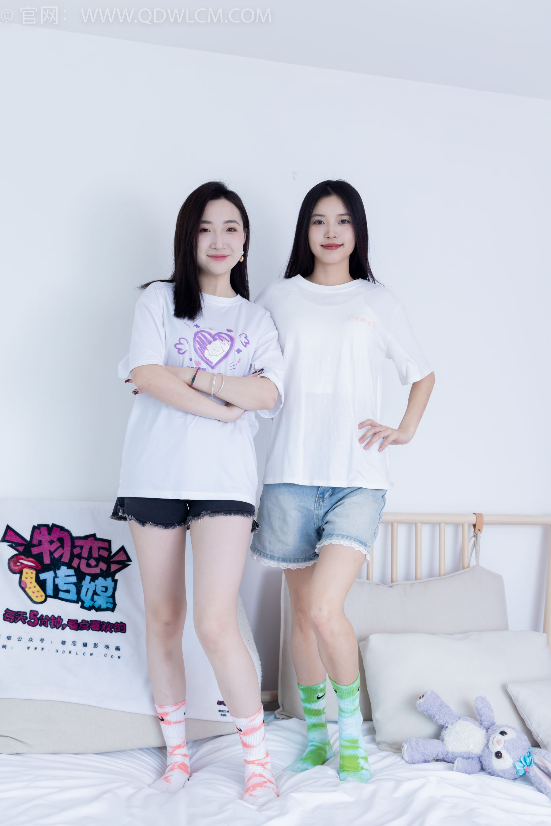 物恋传媒 No.2345 茯苓&恬恬 - 两双板鞋、红棉袜、绿棉袜、裸足/(165P)