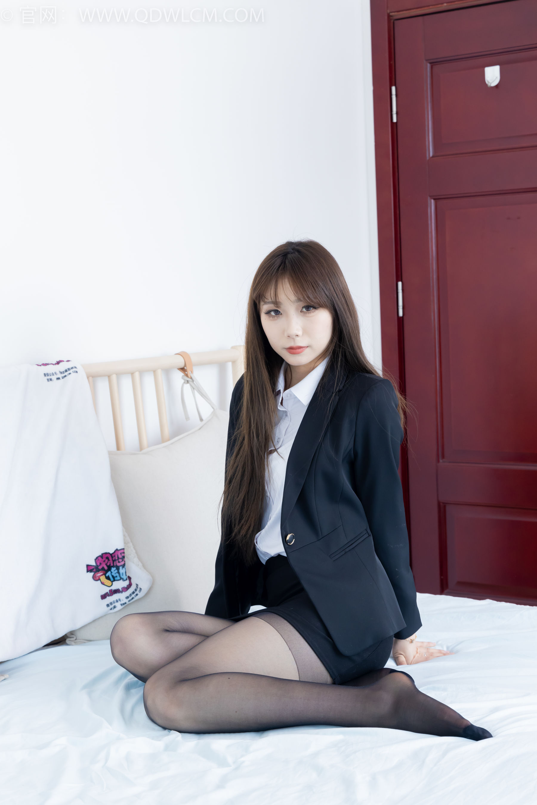 物恋传媒 No.2344 泡泡 - 短靴、薄黑丝、ol制服、高冷不笑御姐版/(150P)