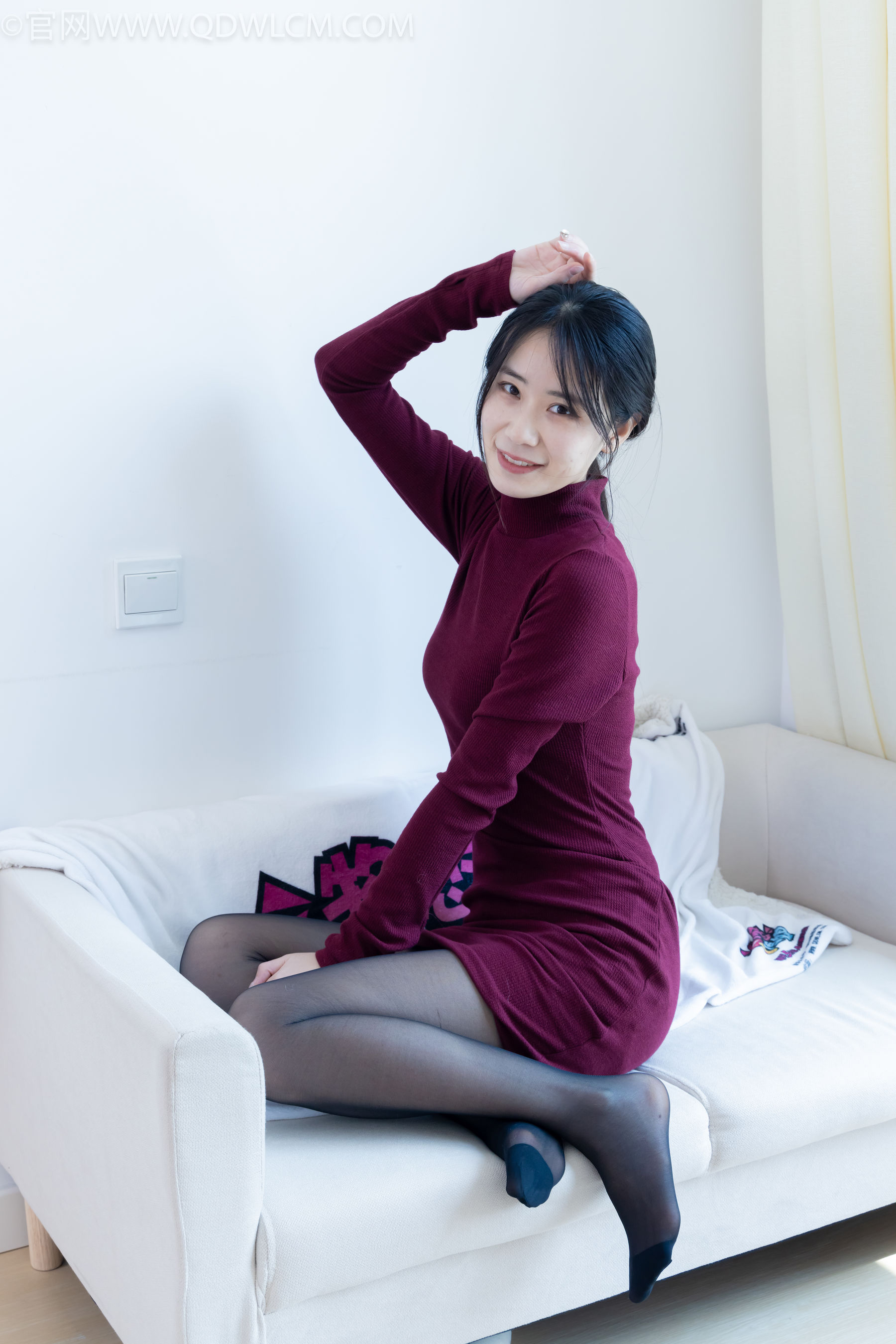 物恋传媒 No.2331 菜菜 - 高跟鞋、薄黑丝、裸足/(352P)