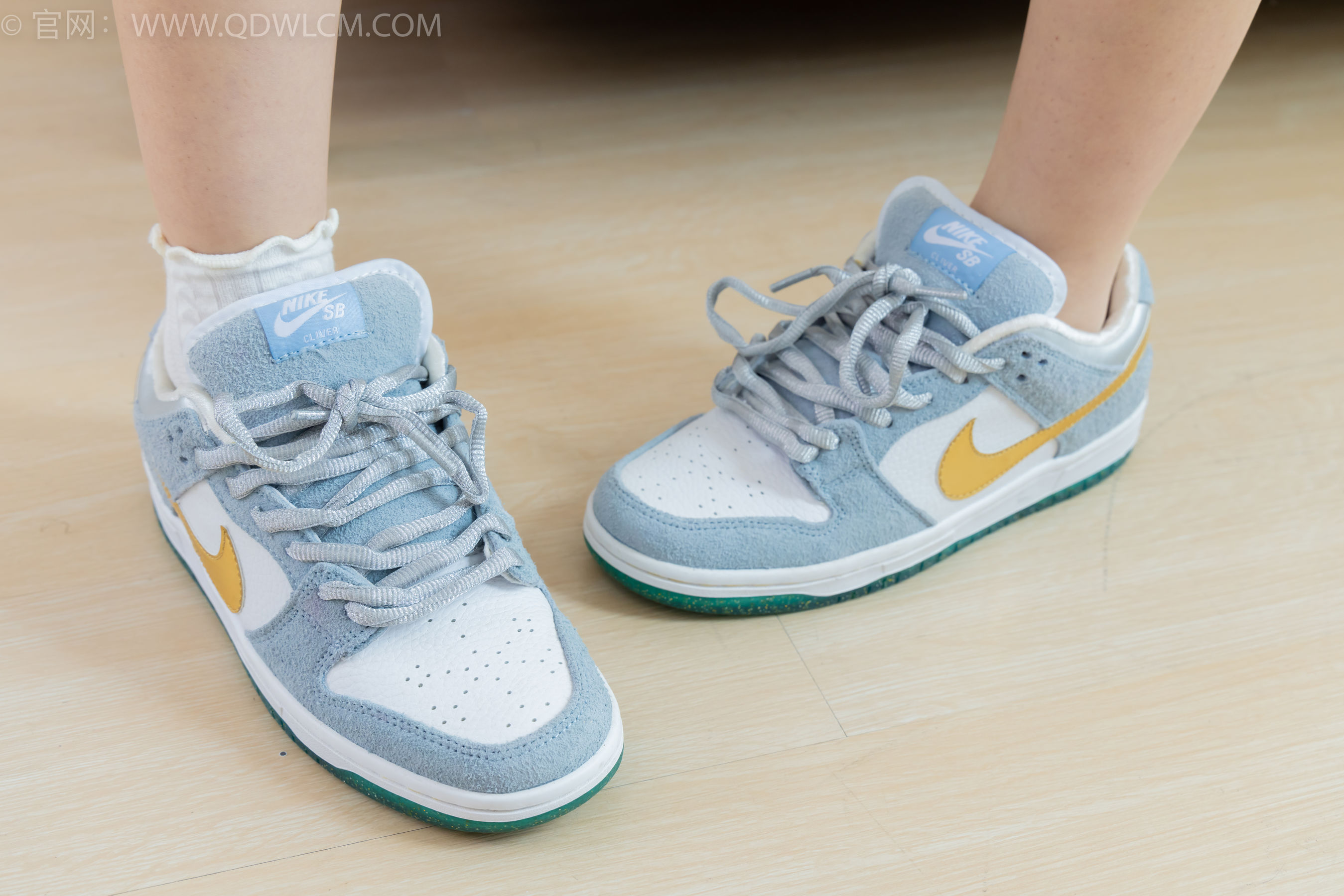 物恋传媒 No.2341 嘟嘟 - 板鞋、白棉袜、裸足、裸足涂精油/(190P)