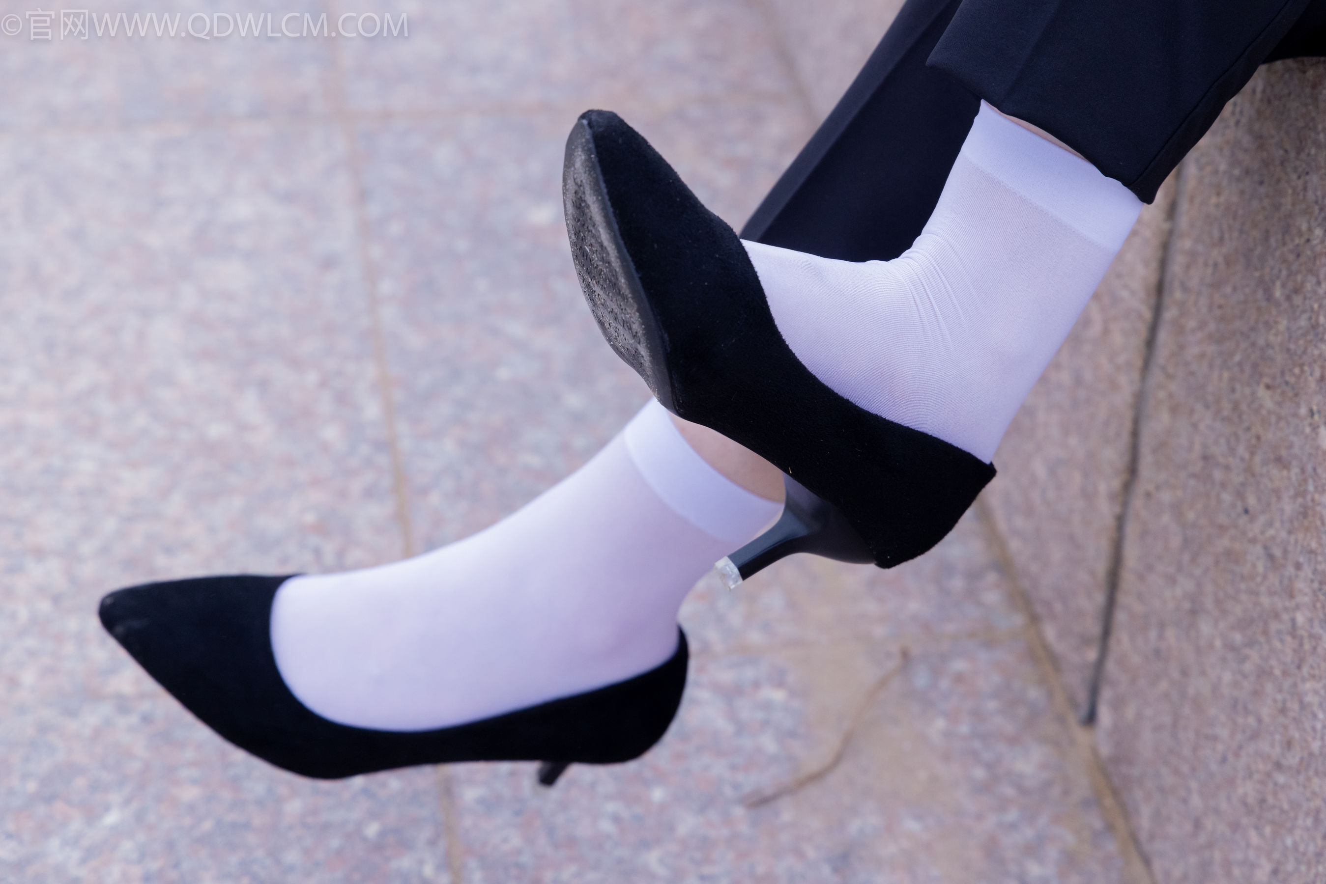 物恋传媒 No.2337 小酒 - 高跟鞋、短黑丝、短白丝/(315P)