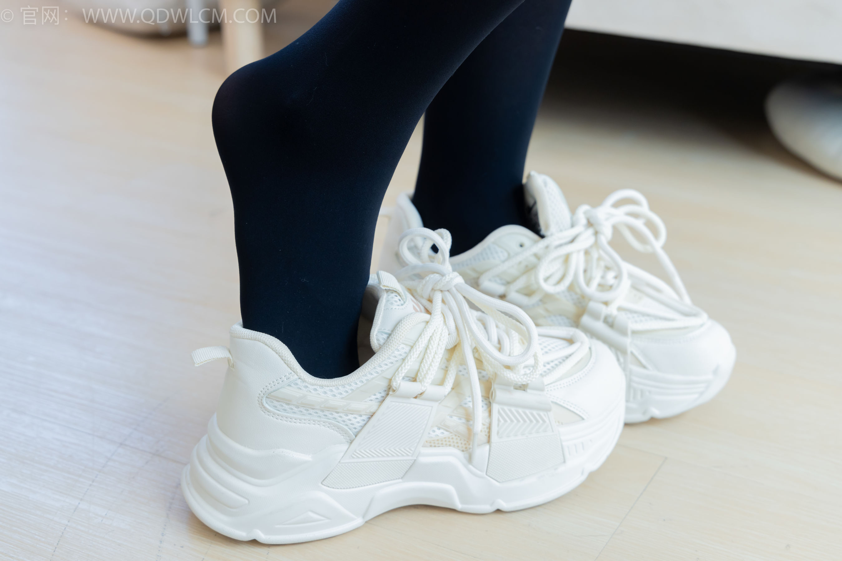 物恋传媒 No.2346 菜菜 - 运动鞋、厚黑丝、裸足/(167P)