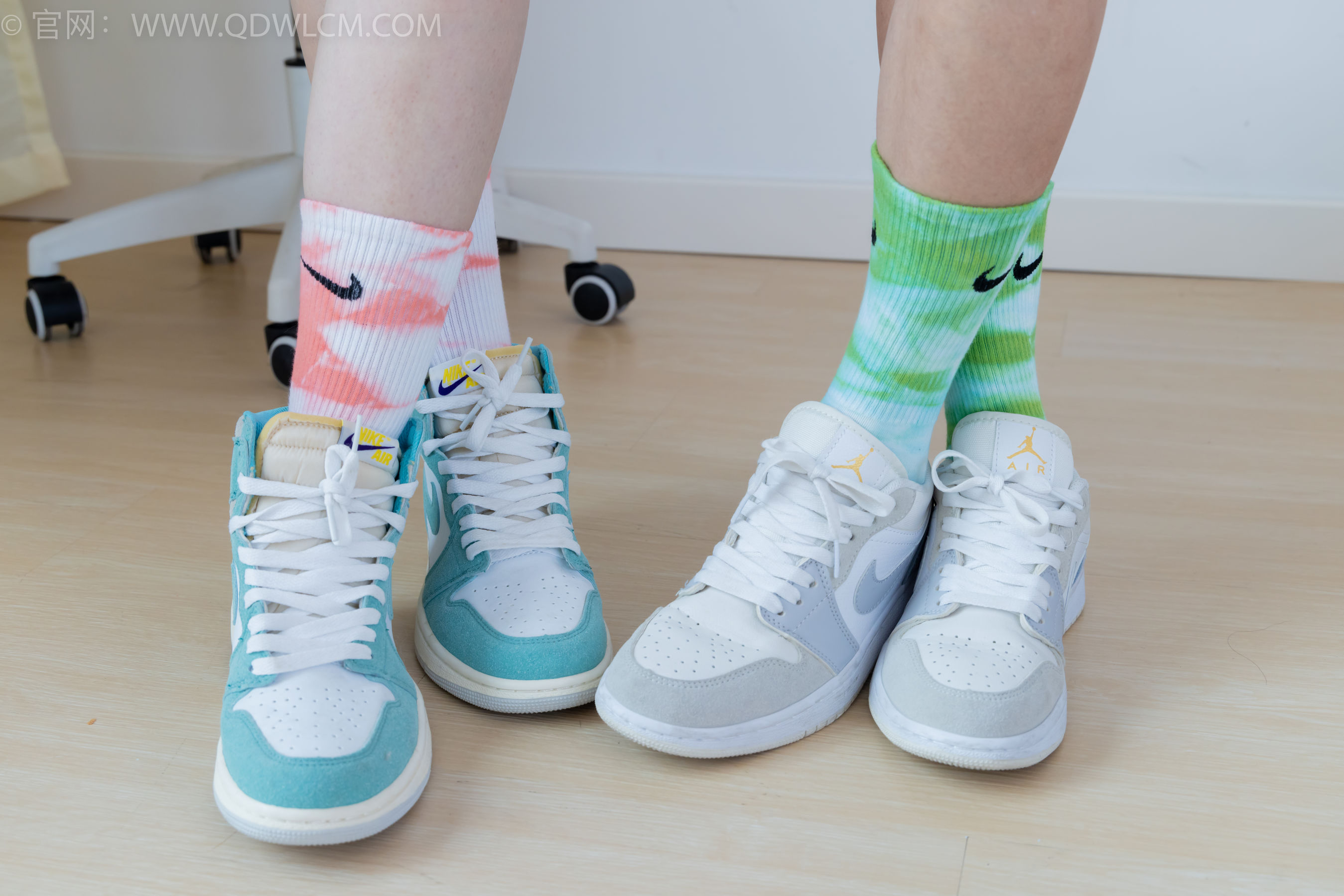 物恋传媒 No.2345 茯苓&恬恬 - 两双板鞋、红棉袜、绿棉袜、裸足/(165P)