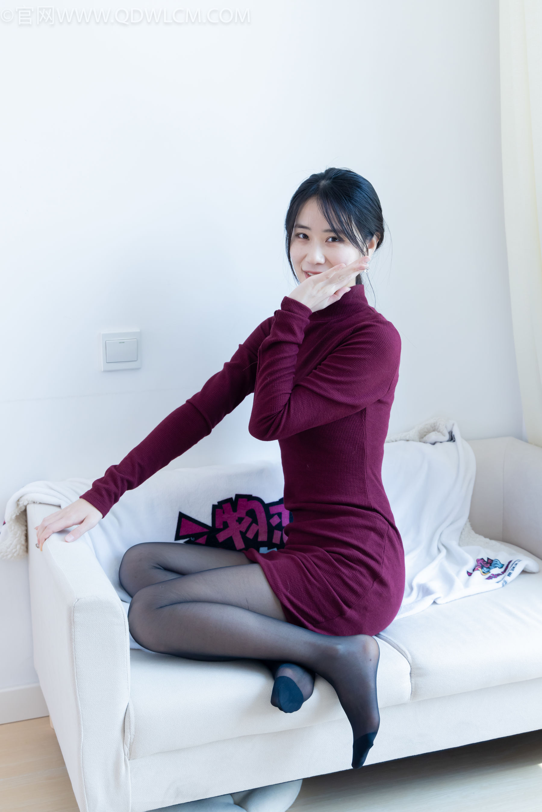 物恋传媒 No.2331 菜菜 - 高跟鞋、薄黑丝、裸足/(352P)