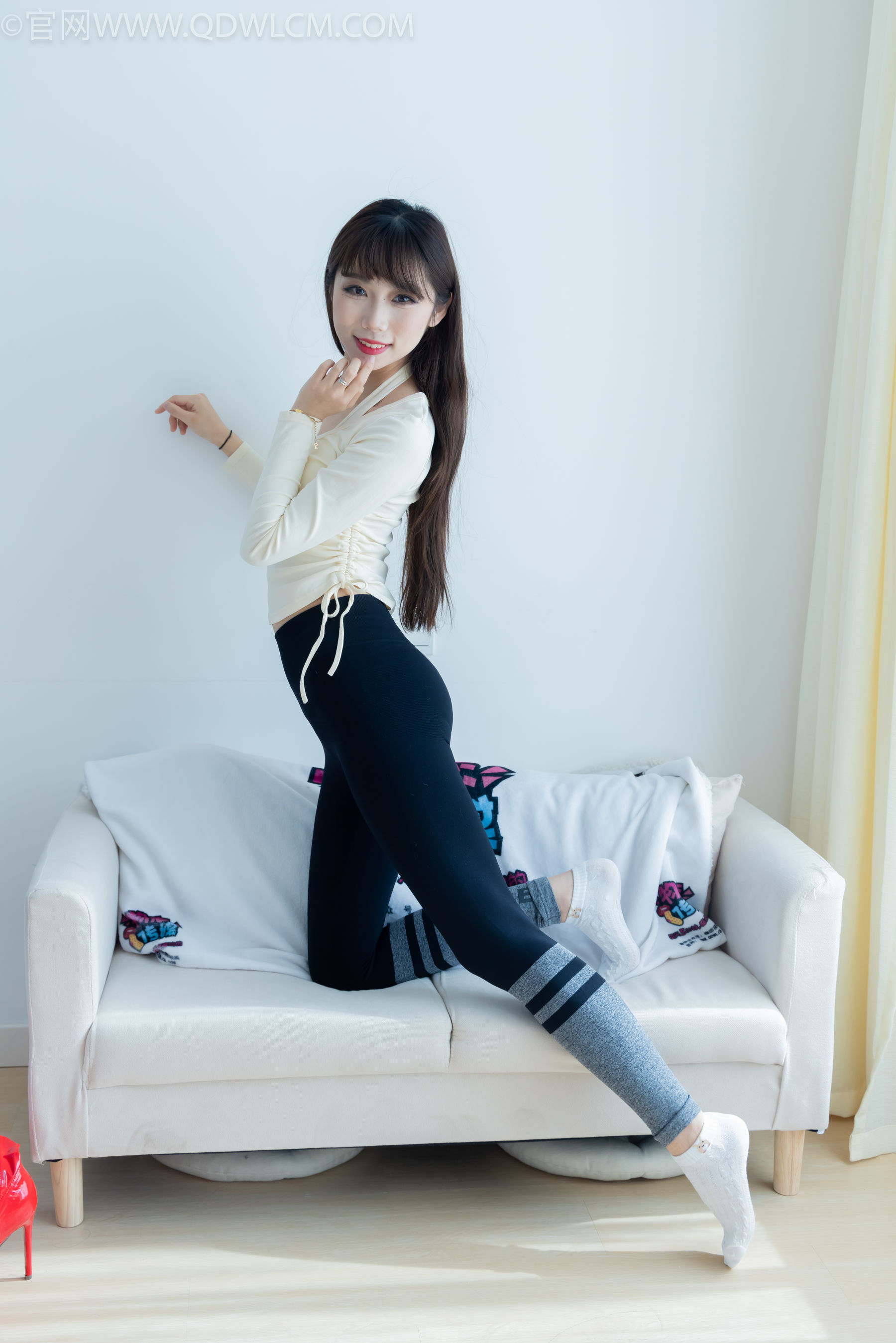 物恋传媒 No.2326 泡泡 - 高跟长靴、白棉袜、裸足/(184P)