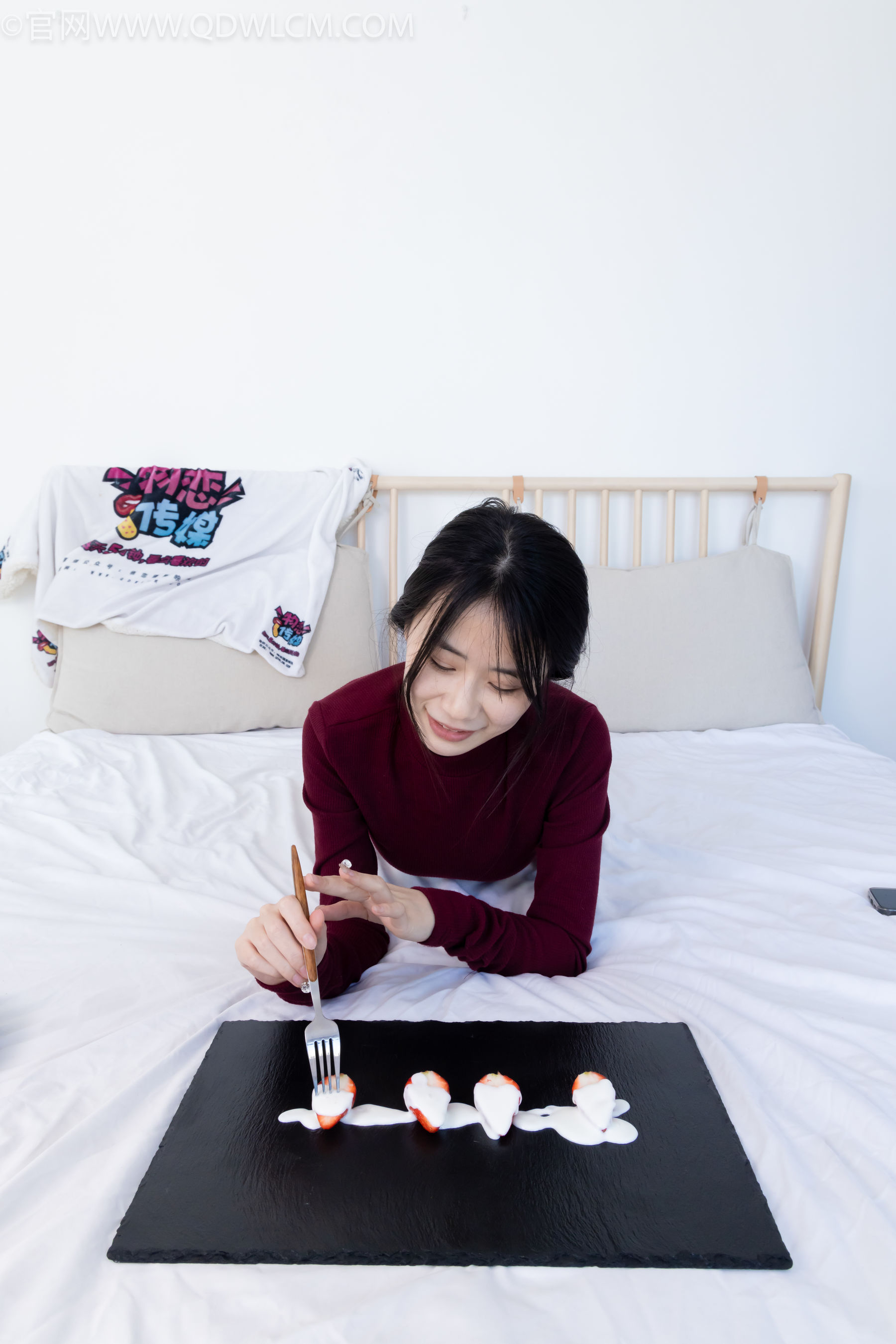 物恋传媒 No.2331 菜菜 - 高跟鞋、薄黑丝、裸足/(352P)