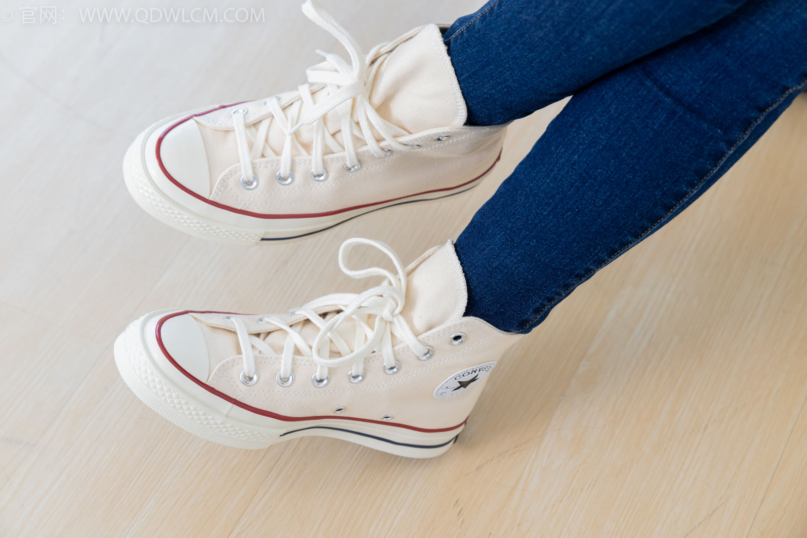 物恋传媒 No.2354 小悦 - 帆布鞋、白棉袜、裸足/(150P)