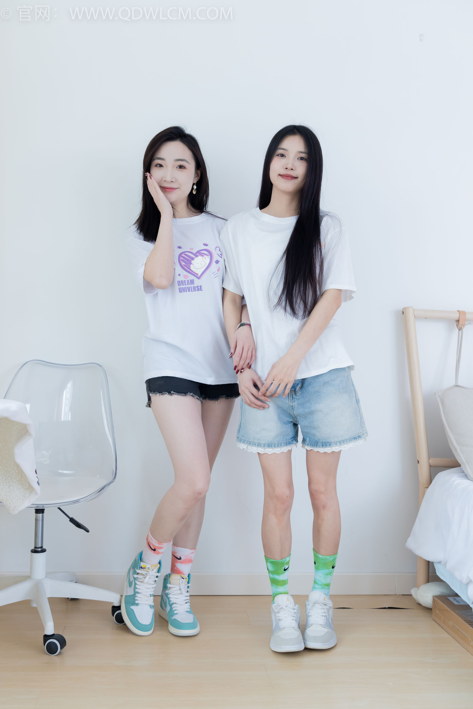 物恋传媒 No.2345 茯苓&恬恬 - 两双板鞋、红棉袜、绿棉袜、裸足/(165P)